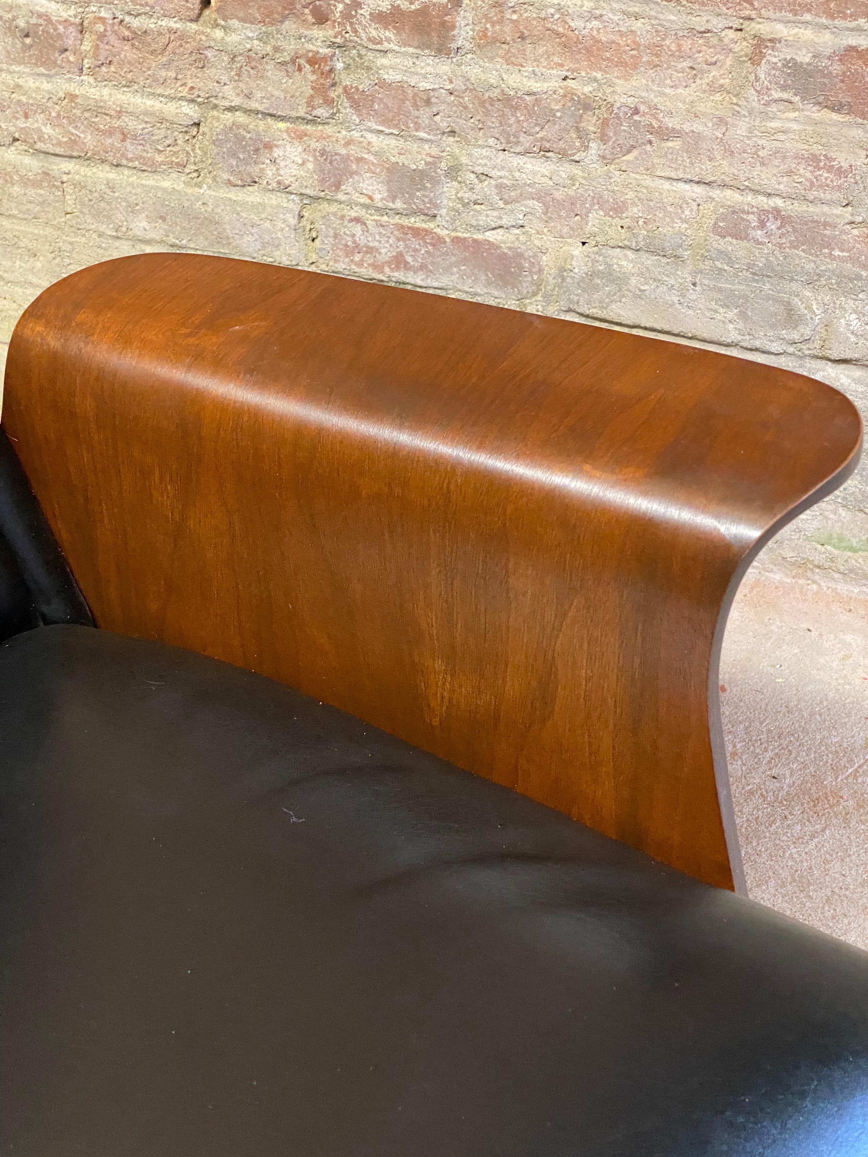 Plycraft Style Upholstering Chaise longue pivotante en bois de noyer et tapissée en vente 1