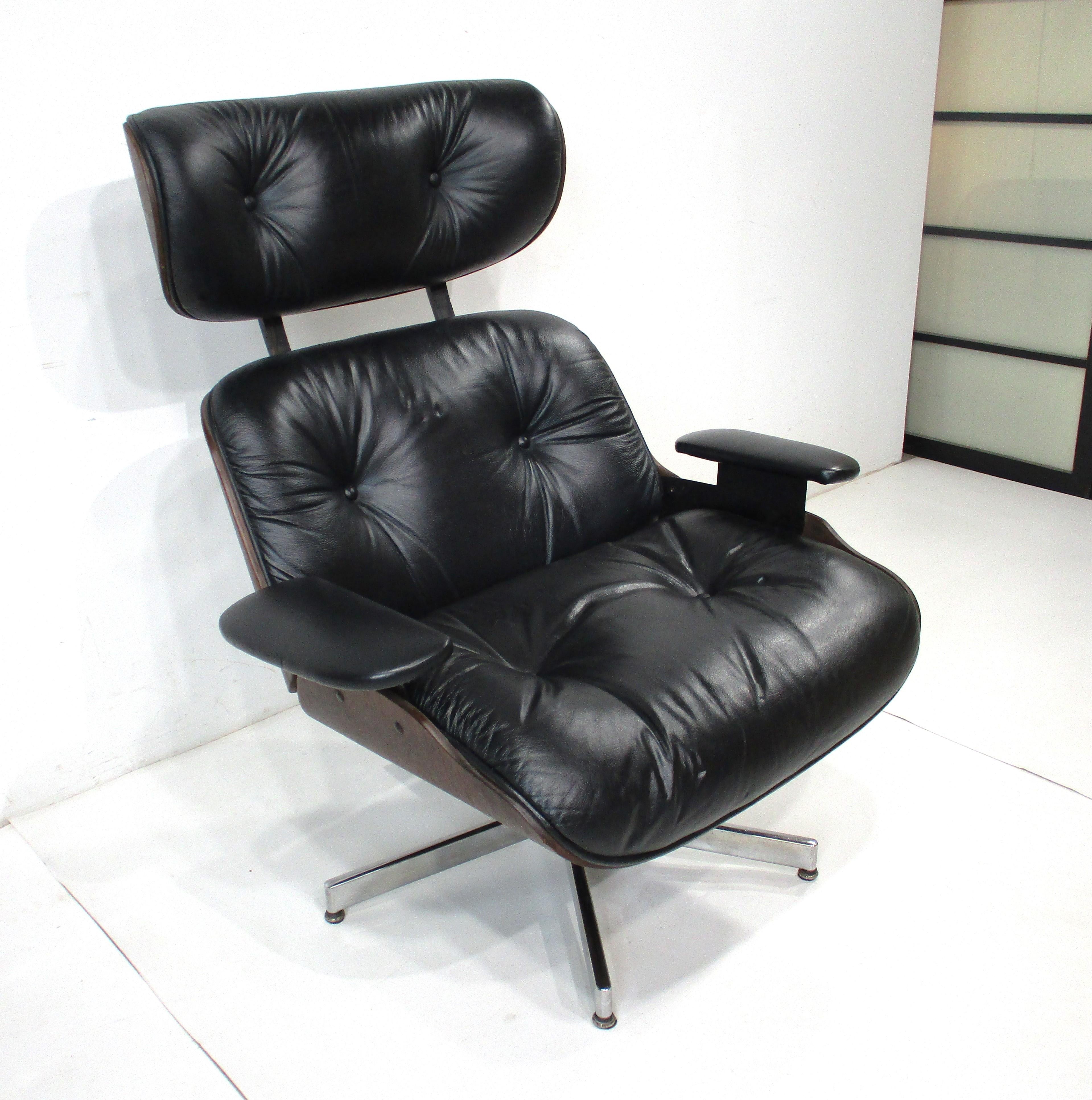 Una poltrona da salotto in noce scuro in pelle nera con cuscini a bottoni e una base a dondolo a stella cromata. Disegnata da George Mulhauser per l'azienda Plycraft Chair, questa poltrona è molto comoda ed è l'alternativa all'iconica lounge Eames,