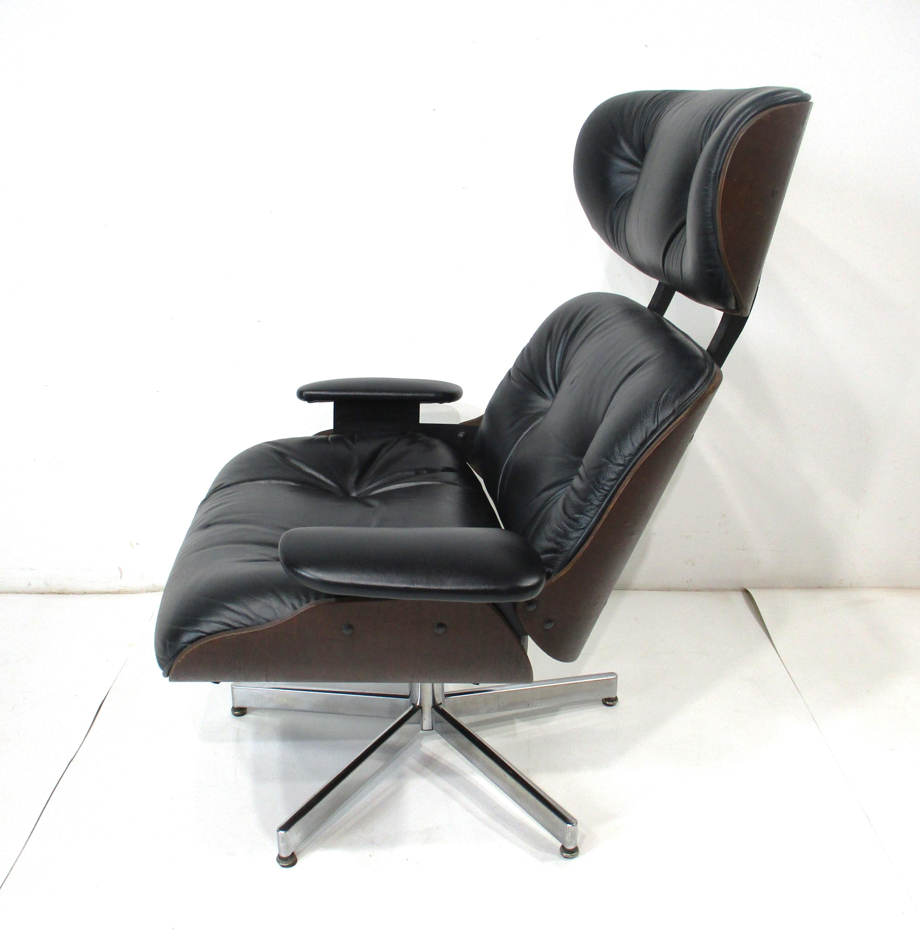 Sedia da salotto Plycraft in noce e pelle di George Mulhauser In condizioni buone a Cincinnati, OH