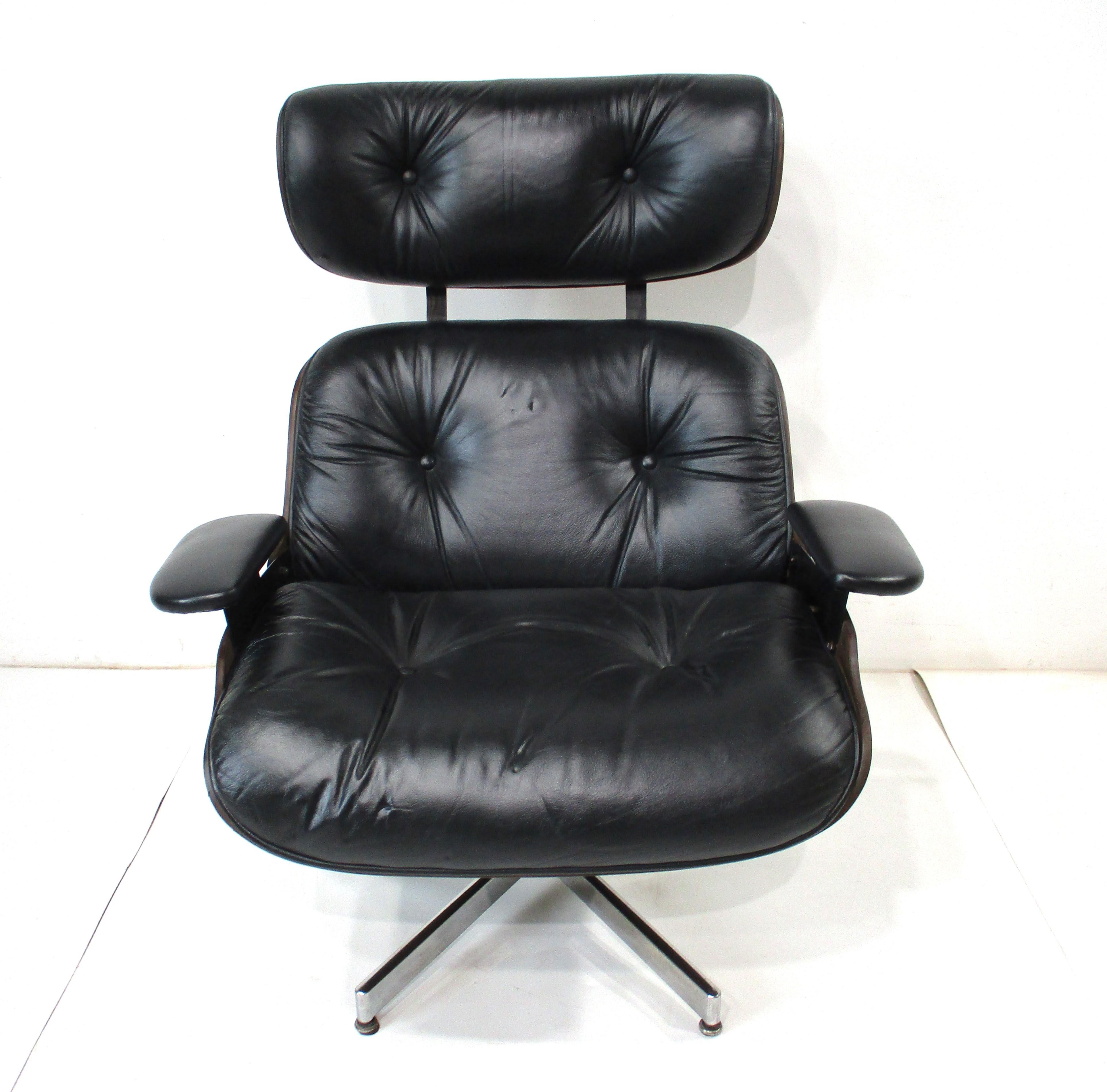 XX secolo Sedia da salotto Plycraft in noce e pelle di George Mulhauser