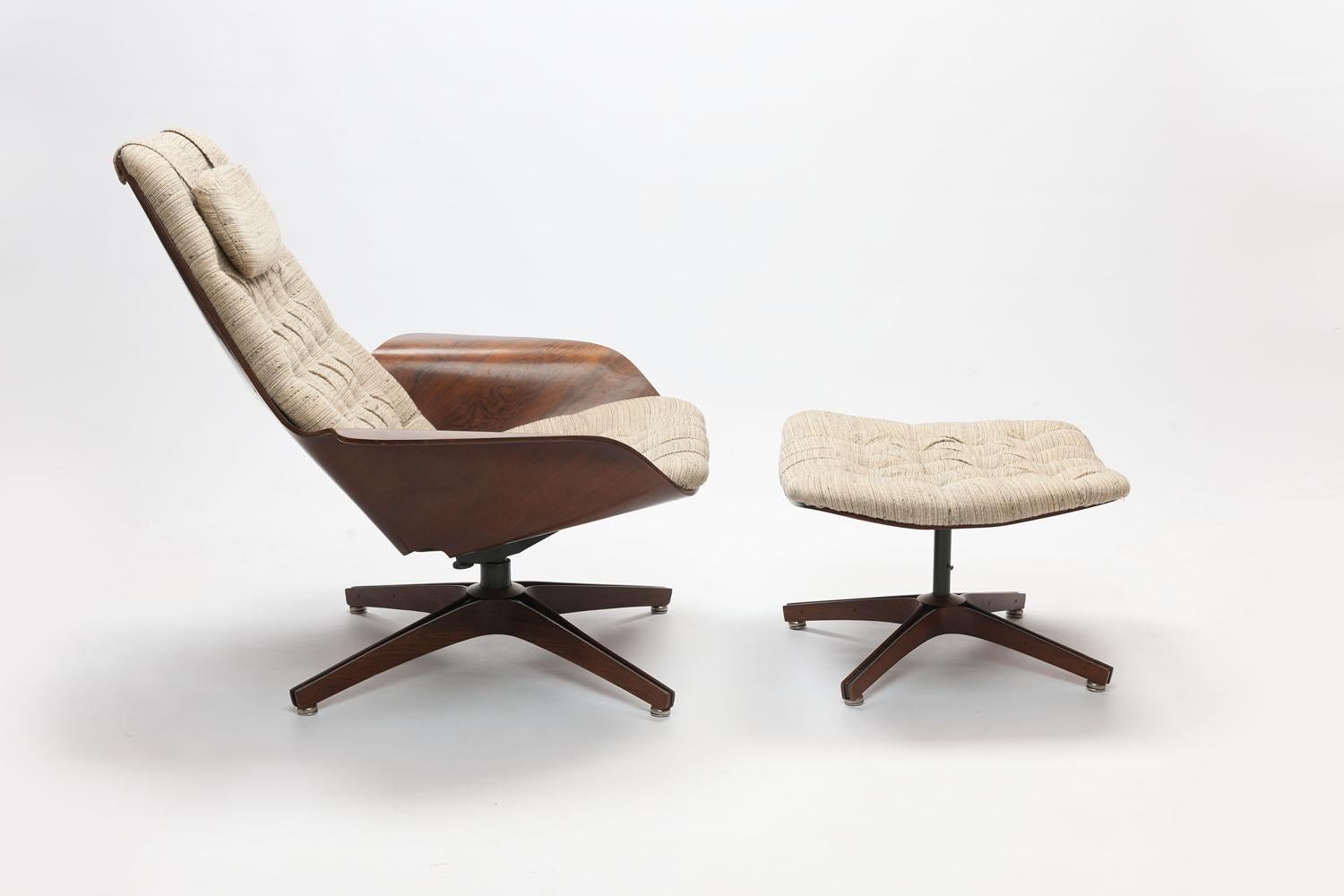 Wunderschöner großer Loungesessel aus amerikanischem Nussbaumsperrholz und dazugehöriger Fußhocker des amerikanischen Designers George Mulhauser in absolutem Originalzustand. Mulhauser entwarf diesen 