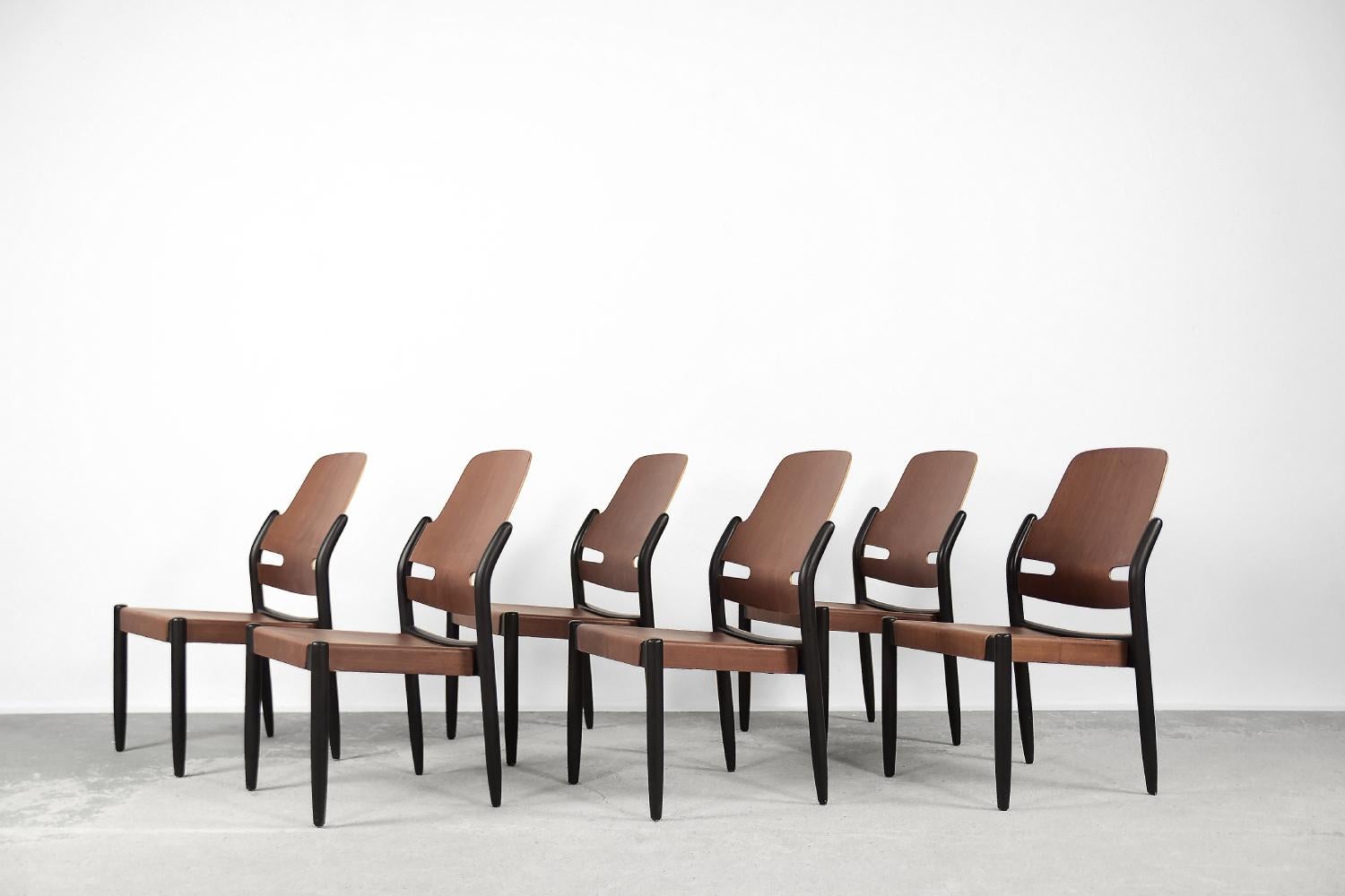 This set of six chairs was designed by Gunnar Eklöf for Svenska Möbelfabrikerna Bodafors and manufactured in Sweden during the 1950s. This model 804/3B is so-called 