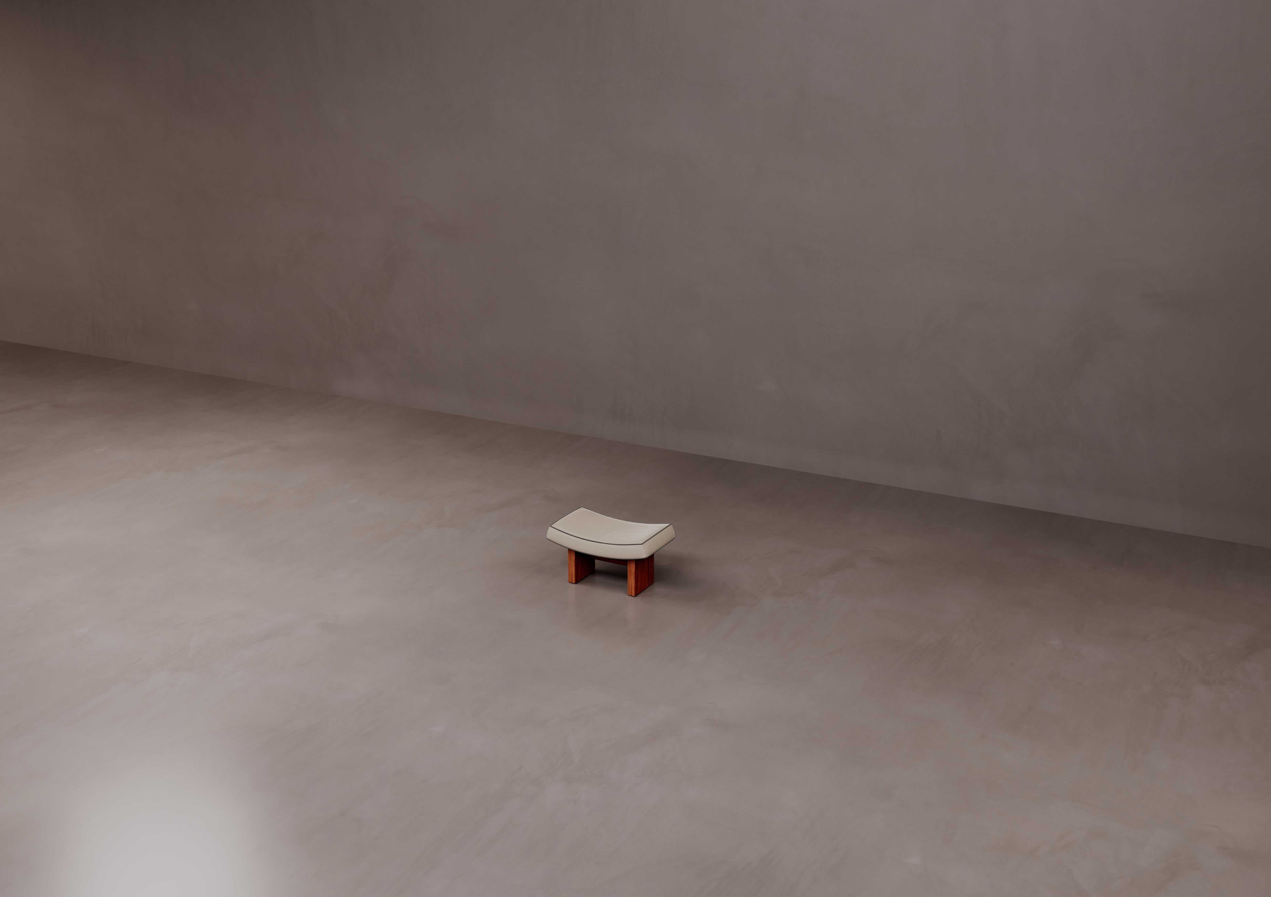 Pouf Bali in compensato e imbottito di Dainelli Studio Aelier
Dimensioni: L 70 x P 40 x H 37 cm
Materiali: Compensato di Okumè impiallacciato con padouk naturale/tinto nero, rivestimento in tessuto/pelle con finitura lucida/opaca e