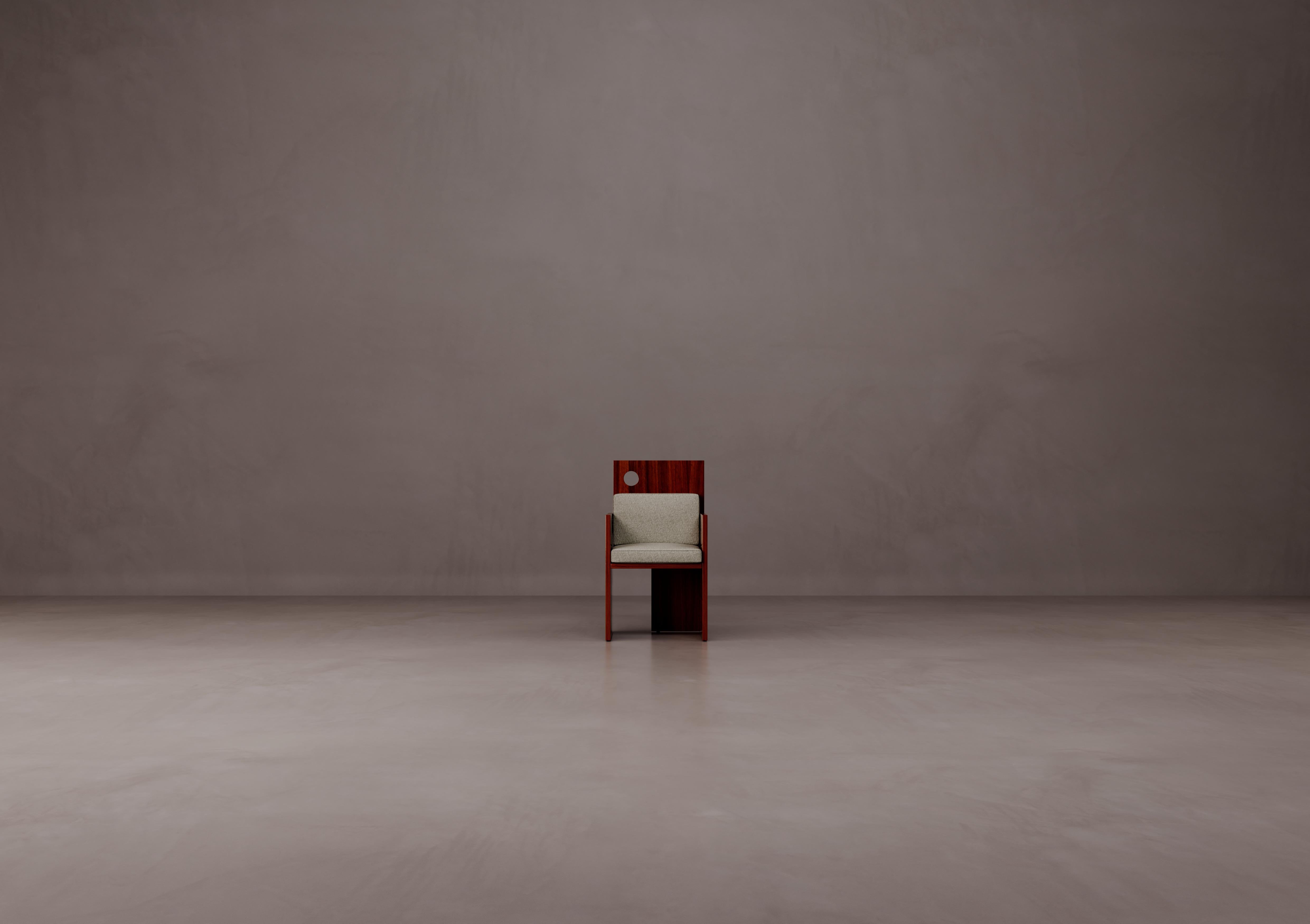 Silla Carlotta de madera contrachapada y tapizada, de Dainelli Studio Atelier A
Dimensiones: An 50,5 x Pr 50,5 x Al 90 cm
Materiales: Madera contrachapada, Tapicería.

Silla con estructura de madera contrachapada de Okumé, chapada en Padouk natural