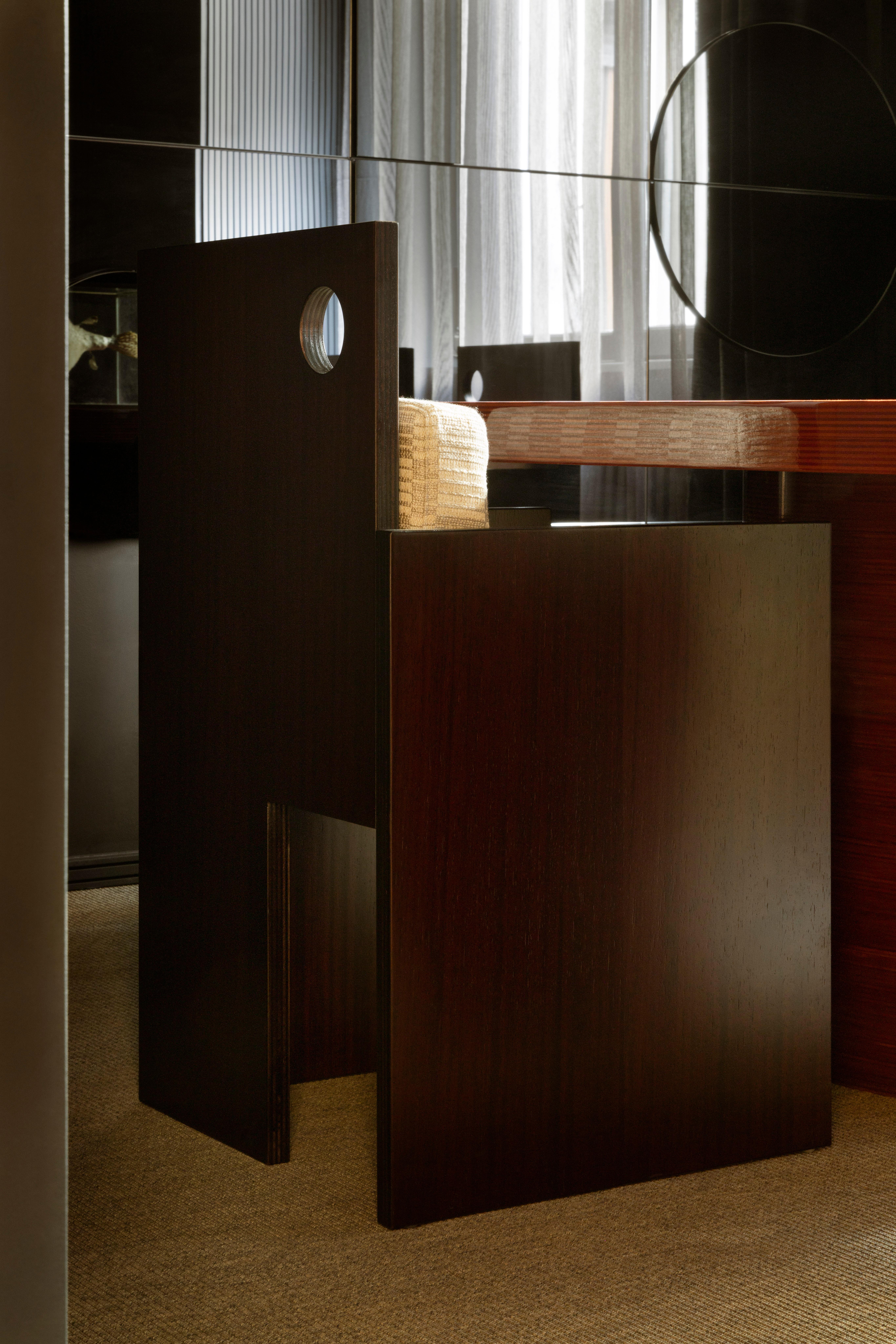 Silla Carlotta de madera contrachapada y tapizada, de Dainelli Studio Atelier A Posmoderno en venta