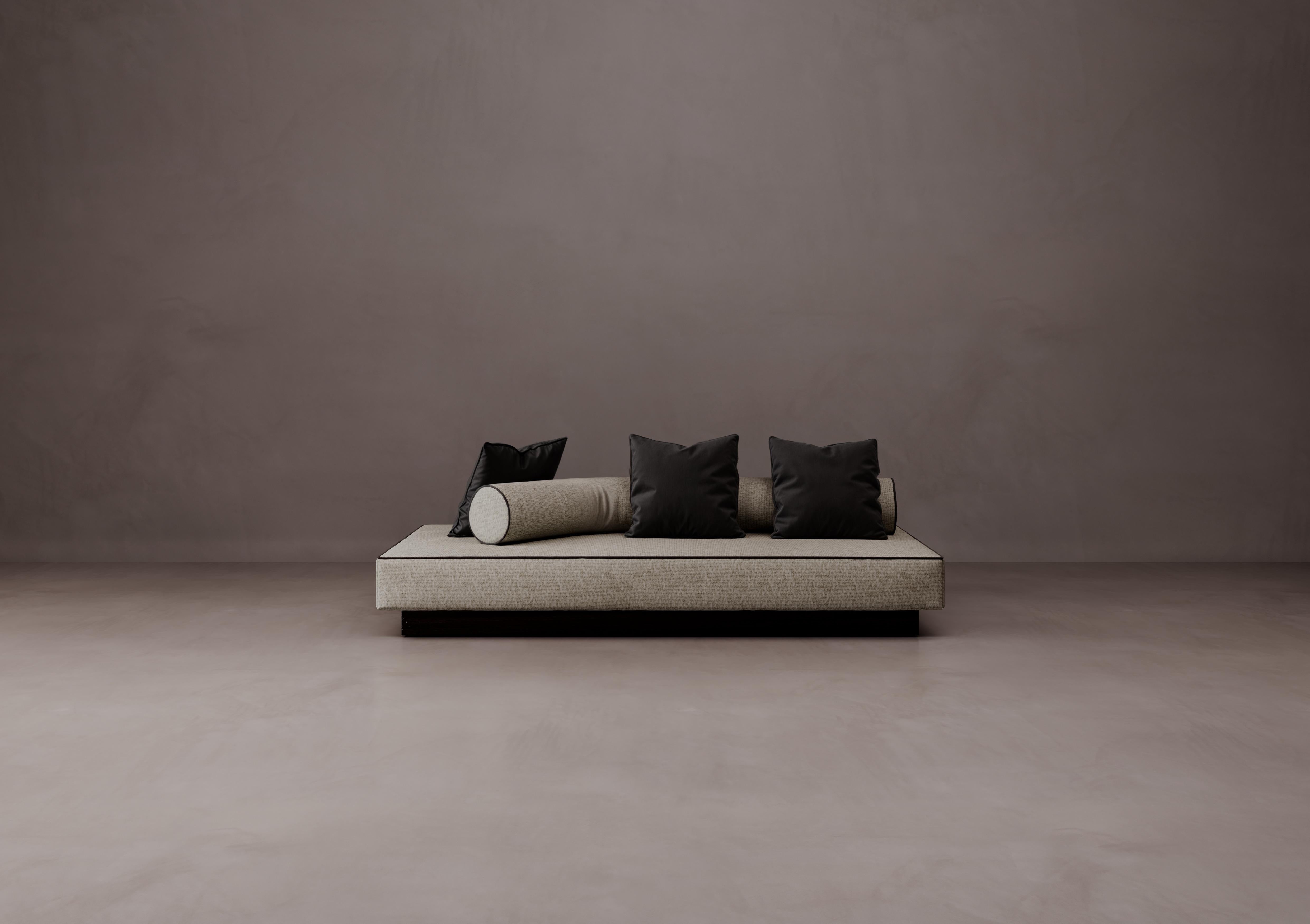 Divano Divani in compensato e imbottito di Dainelli Studio Aelier
Dimensioni: L 280 x P 110 x H 68 cm
Materiali: Compensato, Wood, Rivestimento. 

Divano con base in compensato rifinito con un'impiallacciatura in legno Padouk tinto nero lucido. La