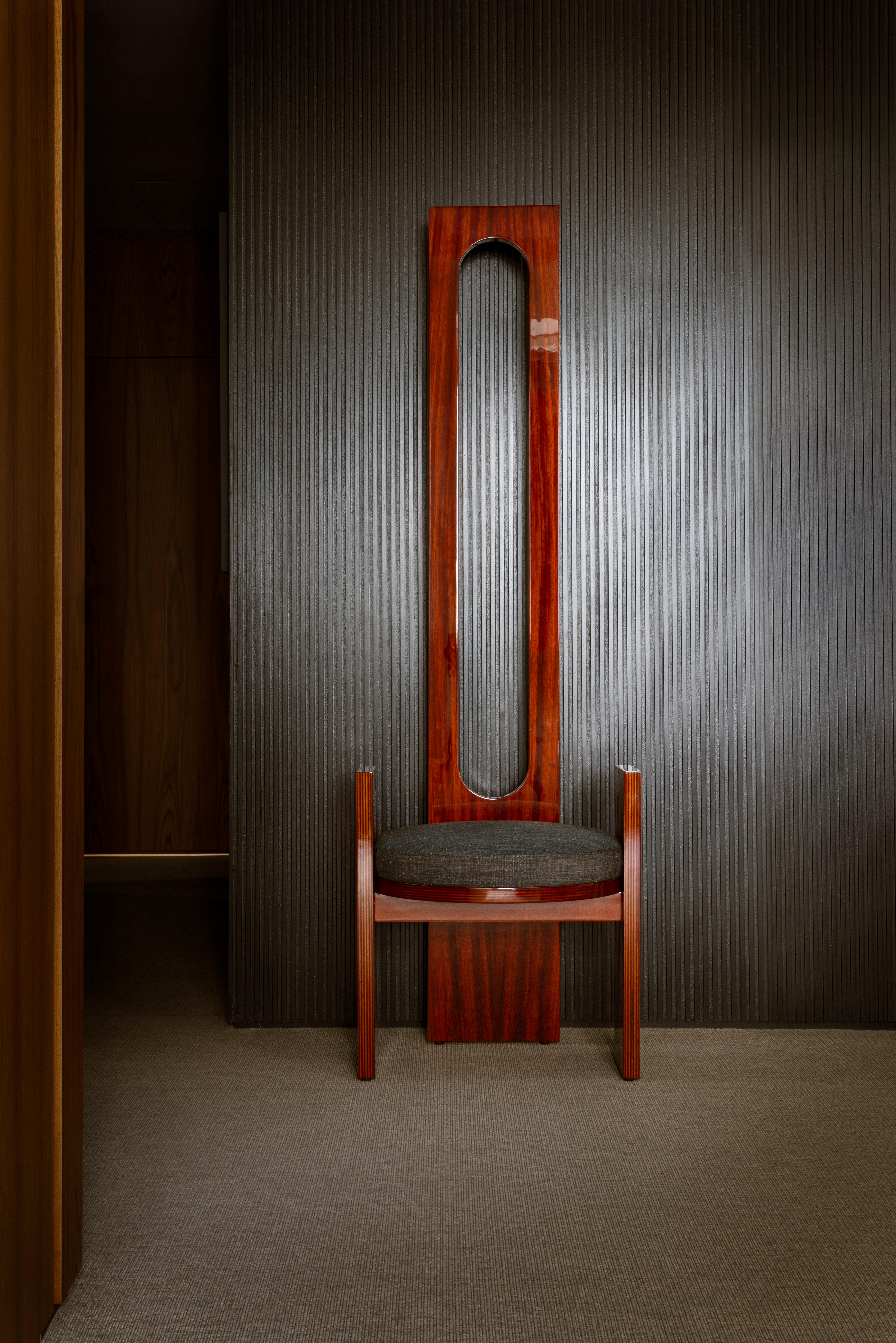 Paolina Stuhl aus Sperrholz und Polsterung von Dainelli Studio Atelier A
Abmessungen: B 54 x T 52 x H 180 cm
MATERIALIEN: Sperrholz, Polstermöbel.

Skulpturaler Stuhl mit einer Struktur aus Okumé-Sperrholz, furniert mit natürlichem oder schwarz