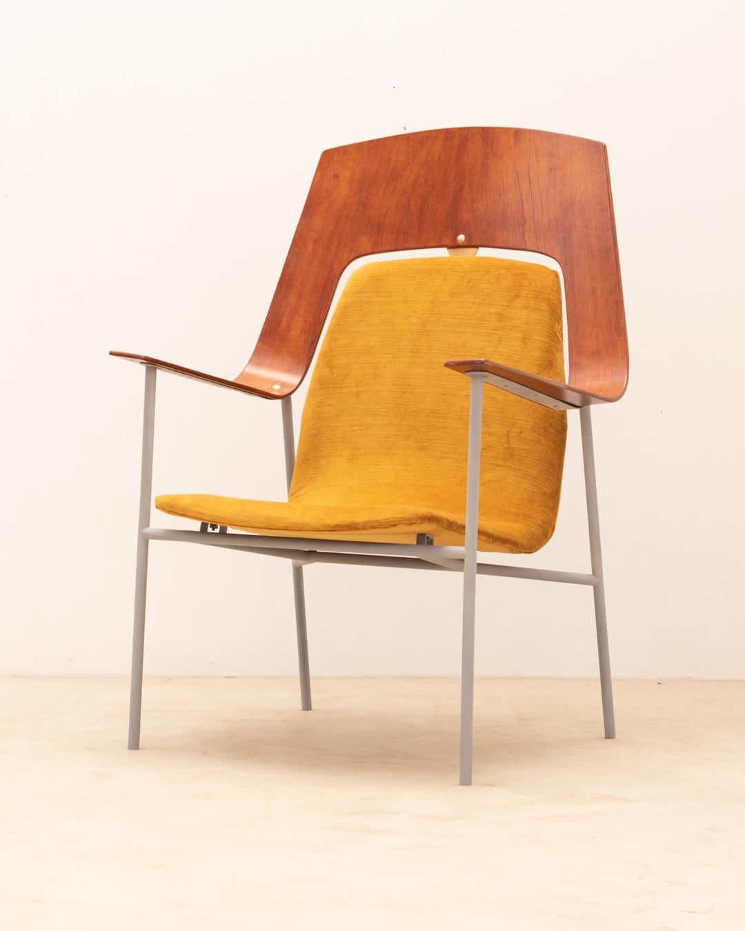 Sessel aus Sperrholz mit eleganten Messingdetails 
Mit einem eleganten grauen Stahlfuß.
Neue Polstermöbel Samt
Hoher dekorativer Sessel in sehr gutem Vintage-Zustand 
Zögern Sie nicht, uns für weitere Informationen zu kontaktieren. Wir würden uns