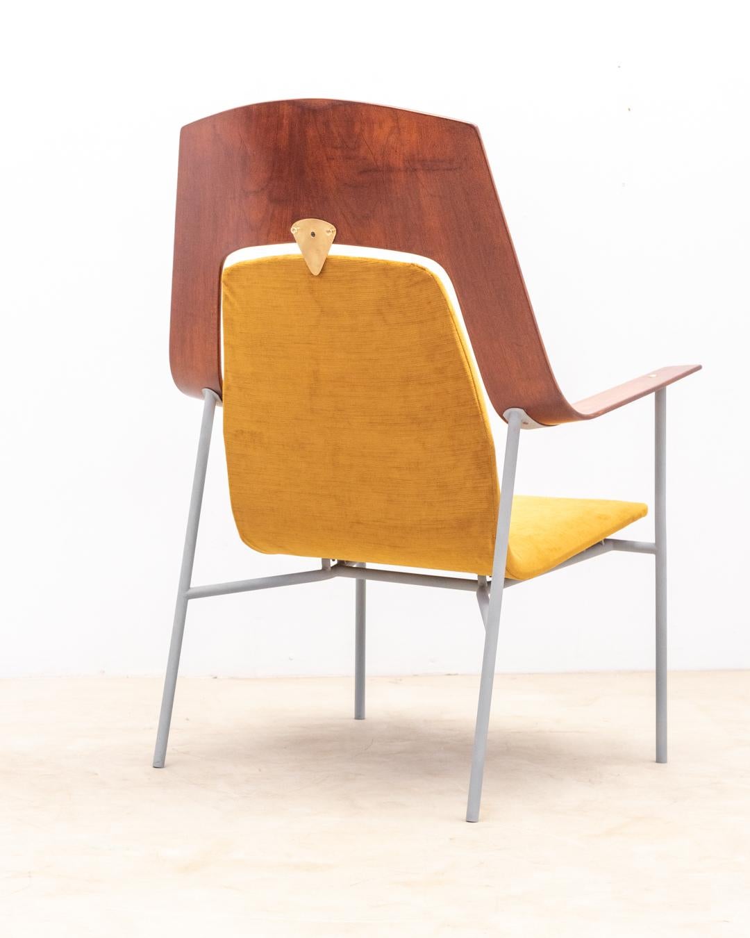 Mid-Century Modern Plywood Armchair Attributed Robin Day, 1960s For Sale