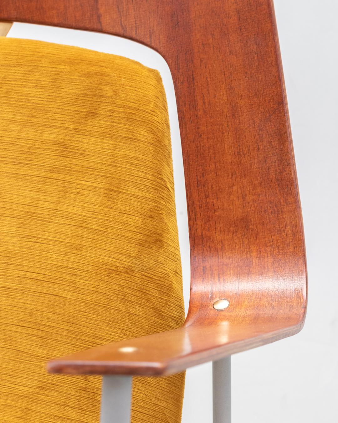 Plywood Armchair Attributed Robin Day, 1960s In Good Condition For Sale In Brussels, BE
