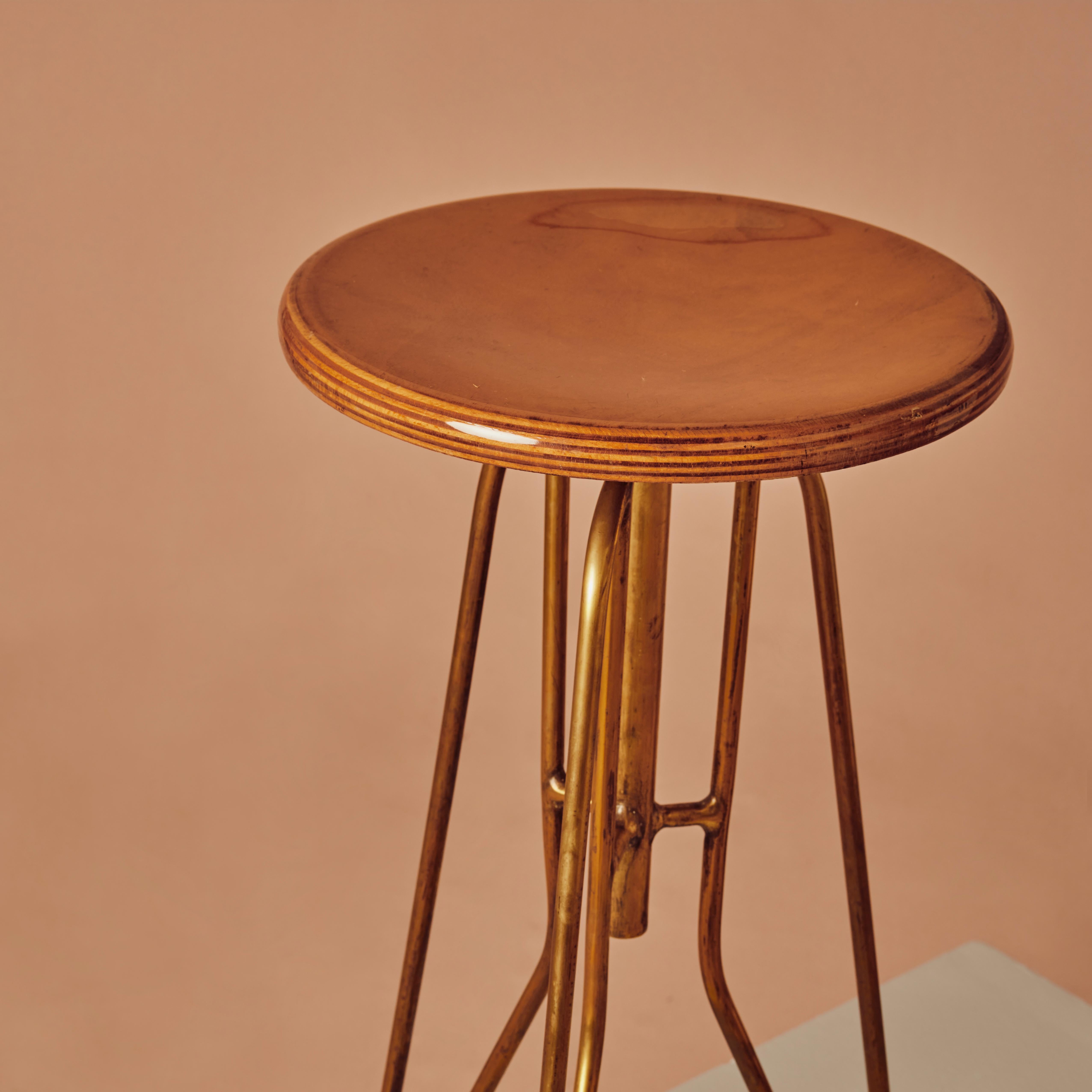 El latón tubular se inclina con elegancia hacia los asientos de madera contrachapada muy lacada. 

Bien acabado, el latón tiene una bonita pátina que se puede pulir hasta obtener un brillo intenso.
