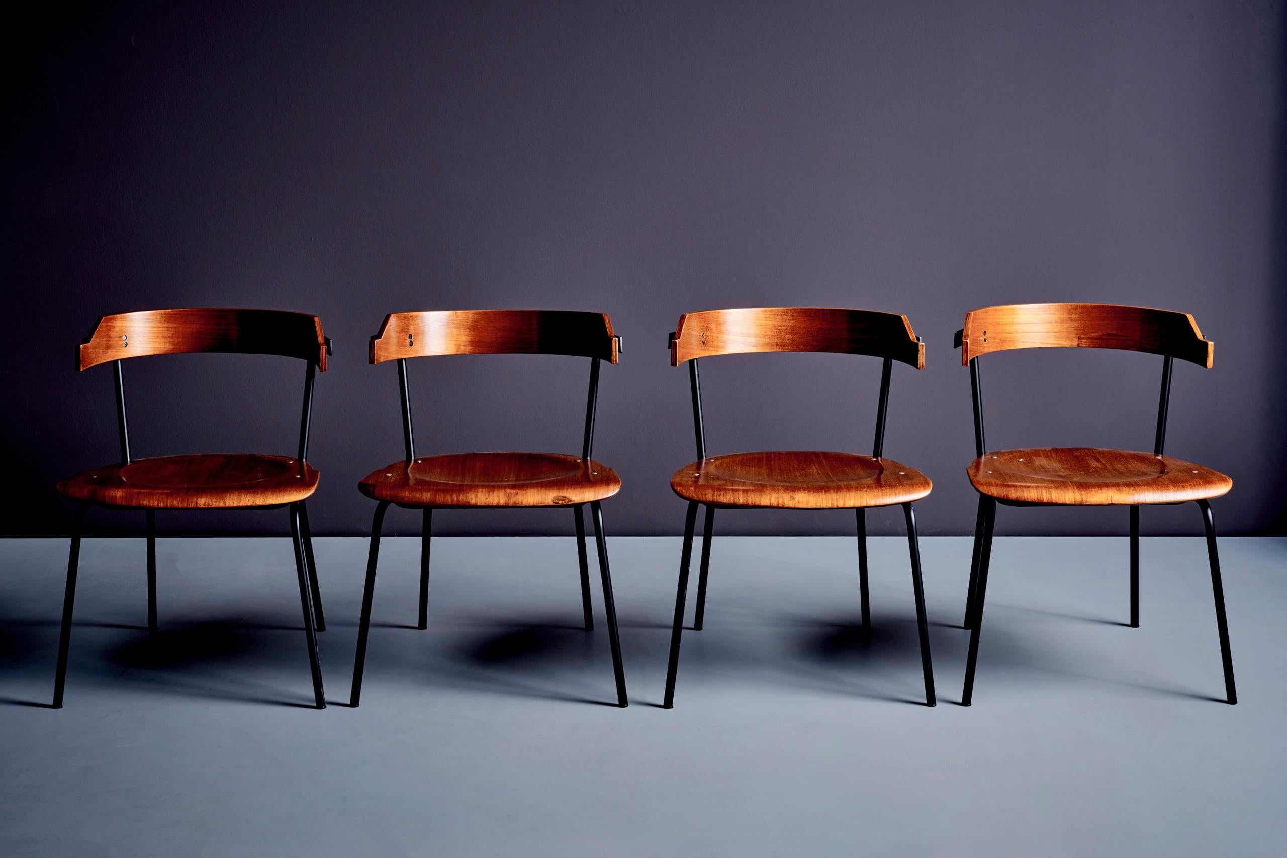 Ensemble de quatre chaises en contreplaqué de Giampiero Vitelli pour Rossi di Albizzate, Italie, années 1950.
Assise et dossier sculptés en contreplaqué cintré, soutenus par un élégant cadre en métal noir. Un équilibre raffiné entre des lignes