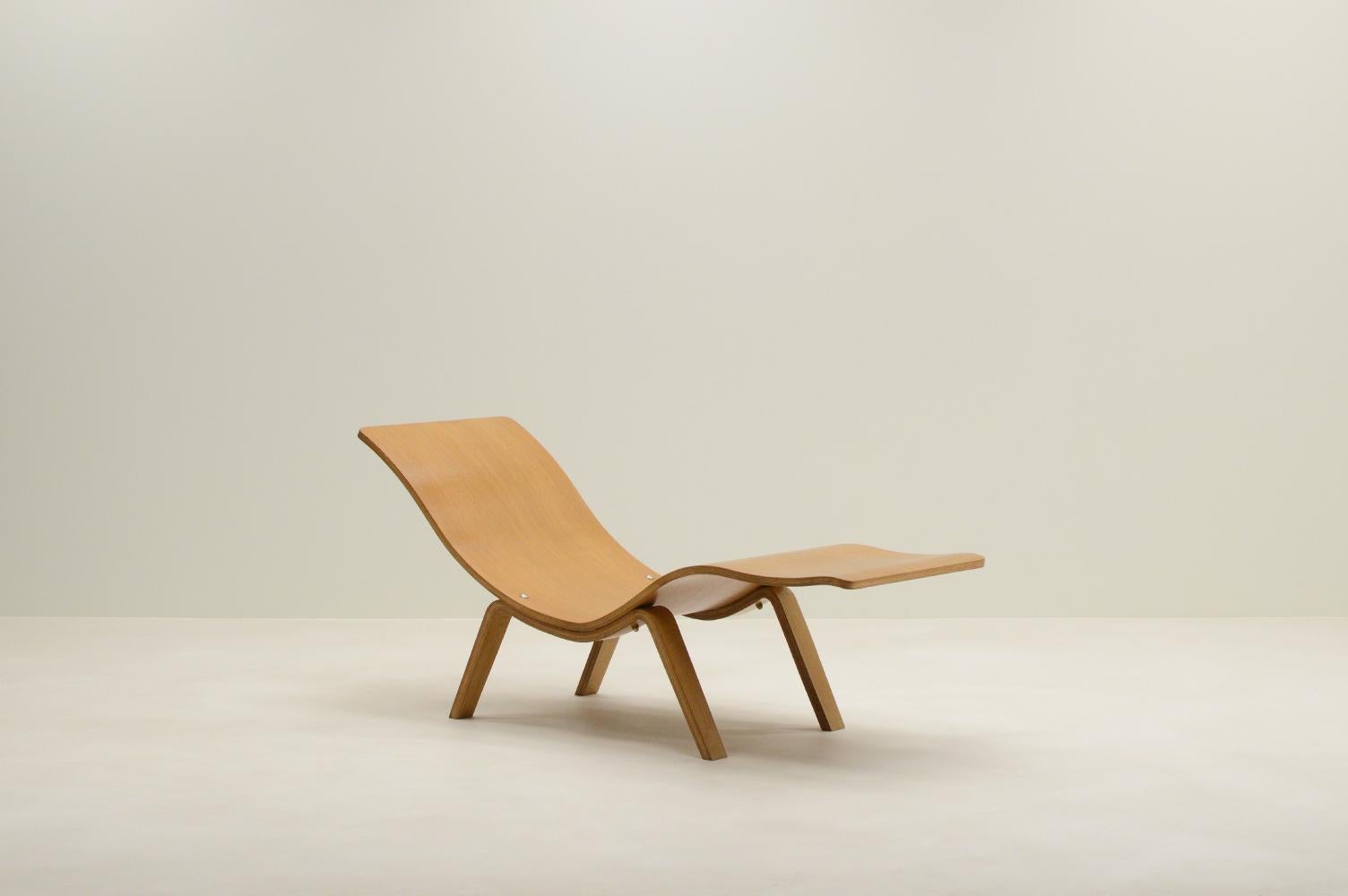 Chaiselongue aus Sperrholz, Skandinavien, 1960er-Jahre. Chaiselongue aus dickem Sperrholz im Stil von Alvar Aalto. Bequeme Form. In sehr gutem Vintage-Zustand. 

Fordern Sie einen Kostenvoranschlag für die neuesten Versandtarife an.
