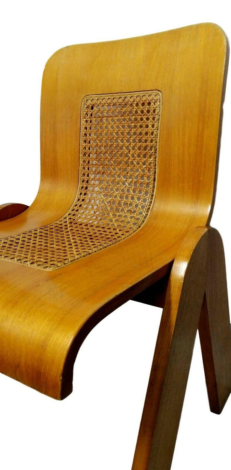 Splendid stilwood chair from the 1970s designed by Gigi Sabadin

Made of curved plywood, with seat partially covered with Viennese straw, measuring 73 cm in height, 44 cm in width, 50 cm in depth and 44 cm in height of the seat from the