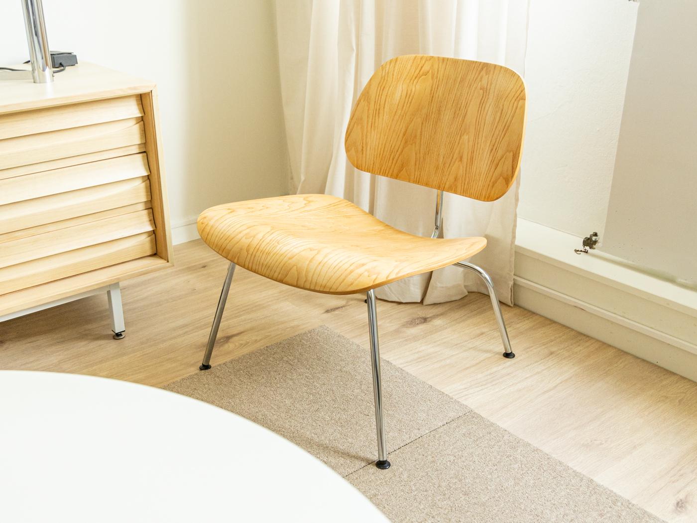 Chaise longue de groupe en contreplaqué de Charles & Ray Eames pour Vitra, conçue dans les années 1945/1946. Structure en acier inoxydable avec coque d'assise et de dossier en contreplaqué de frêne cintré.
Caractéristiques de qualité :

    Un