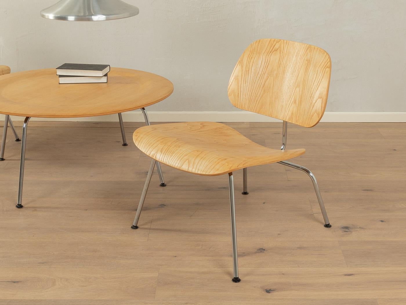 Plywood Group Lounge Chair by Charles & Ray Eames for Vitra, designed in the 1945/1946s. Stainless steel frame with seat and backrest shell made of bent ash plywood.

Quality Features:
accomplished design: perfect proportions and visible attention