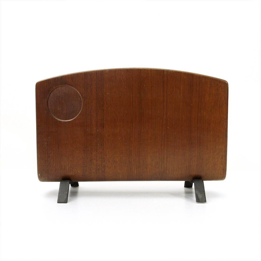 Teak magazine rack produced in the 1950s on a project by Campo & Graffi.
Curved teak plywood structure.
Legs in black painted metal.
Good general conditions, small break at the bottom.

Dimensions: Width 20 cm, depth 40 cm, height 27 cm.