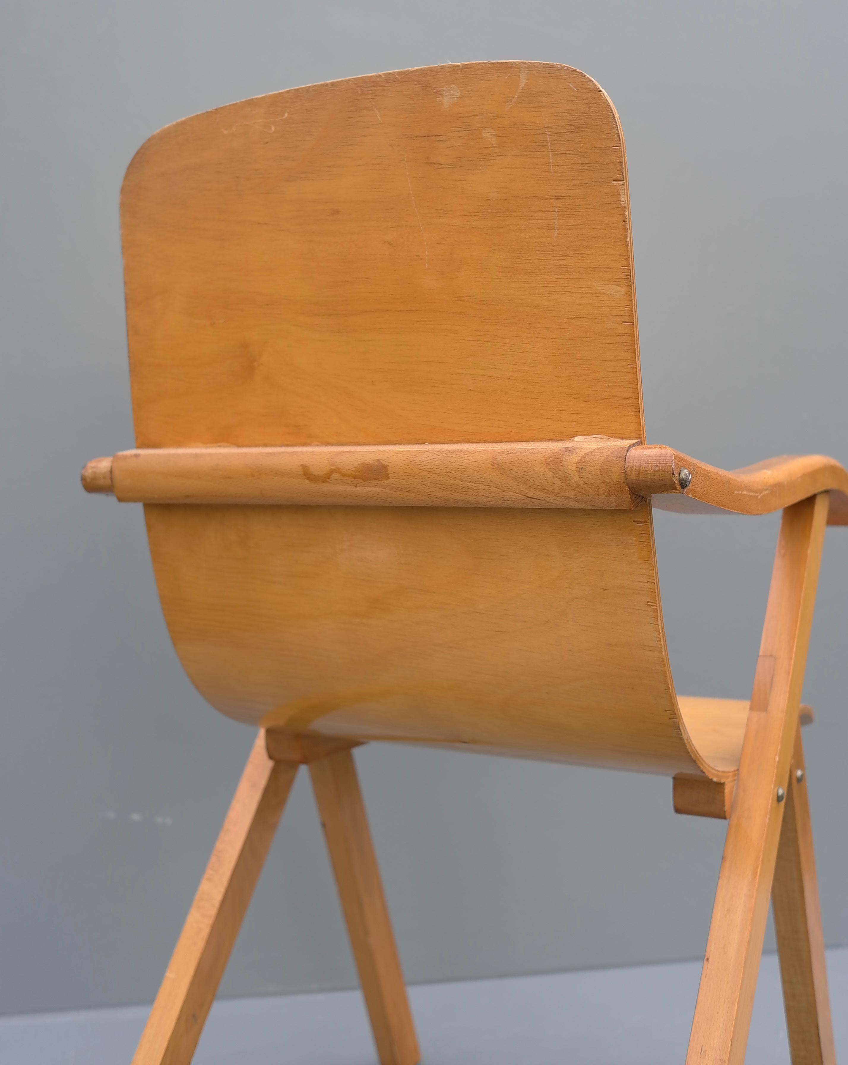 Plywood Mid-Century Modern Children Chair, 1950's In Good Condition For Sale In Den Haag, NL