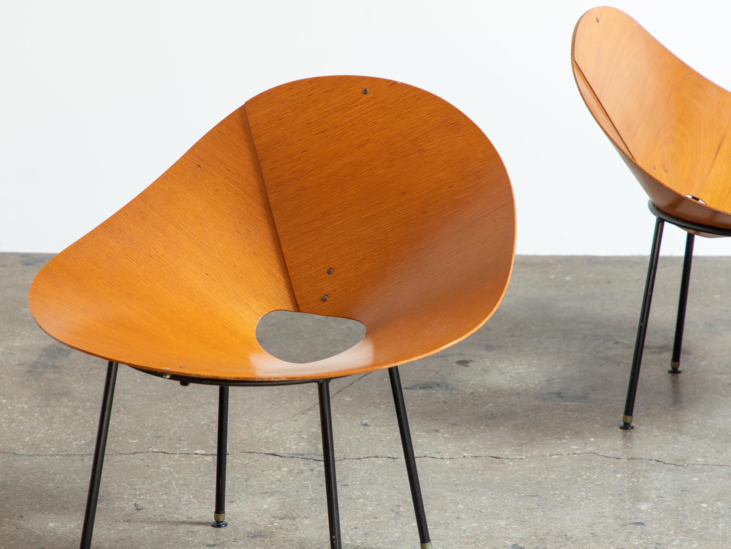 Plywood Mid Century Modern Kone Lounge Chairs by Australian designer Roger McLay In Good Condition For Sale In Brooklyn, NY