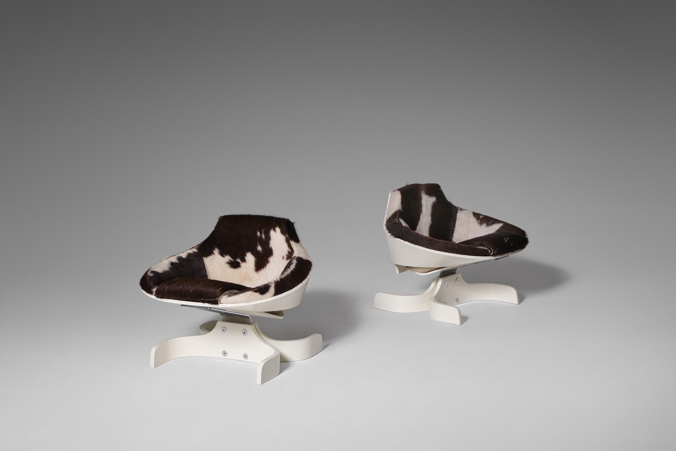Important pair of 'Sella 1001' lounge chairs by Joe Colombo for Comfort, Italy, 1963. Innovative design made of two interlocking white-lacquered plywood shells, a chromed metal frame and a double 'C' shaped plywood foot. Fantastic design with