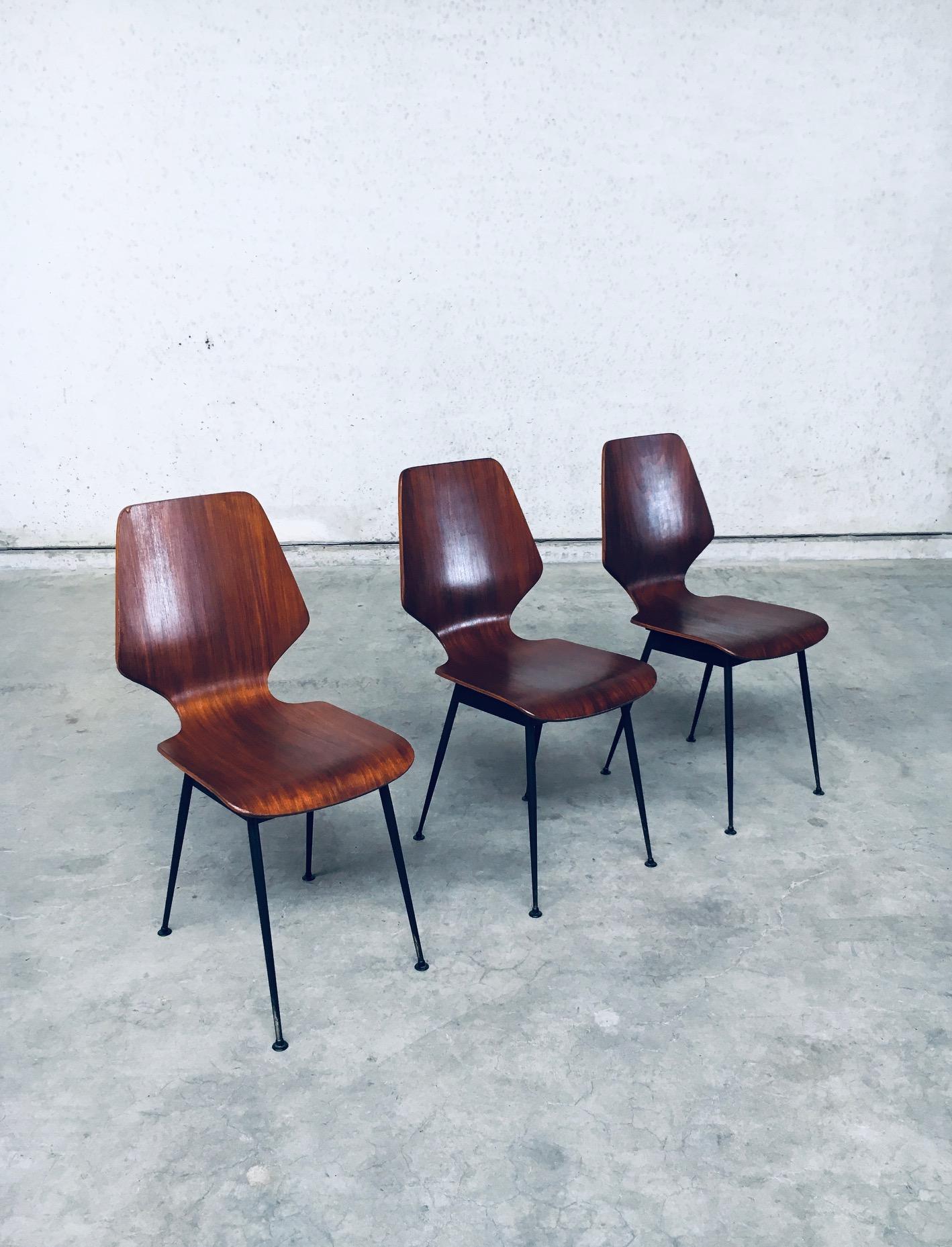 Sedie laterali in compensato di design italiano vintage del Midcentury Modern attribuite a Carlo Ratti per Legni Curvati. Made in Italy, periodo anni '50. Set di 3 sedie. Sedie in compensato impiallacciato in look pallisander con base in metallo