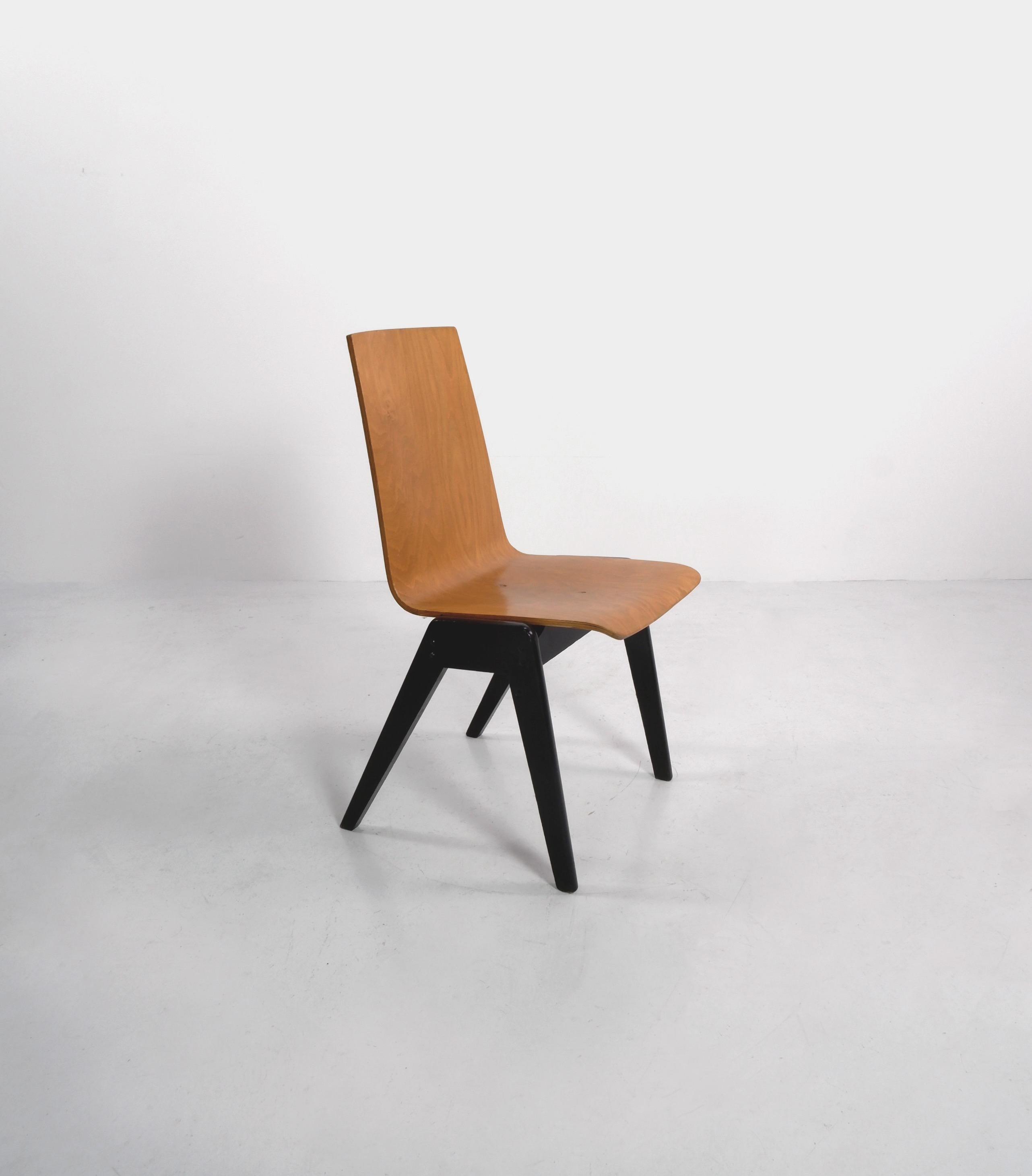 Stapelstühle aus Sperrholz, die dem österreichischen Architekten Roland Rainer zugeschrieben werden. 

Es sind 7 Stühle verfügbar, der Preis gilt pro Stuhl. 

Abmessungen (cm, ca.): 
Höhe: 87
Breite: 48
Tiefe: 55.