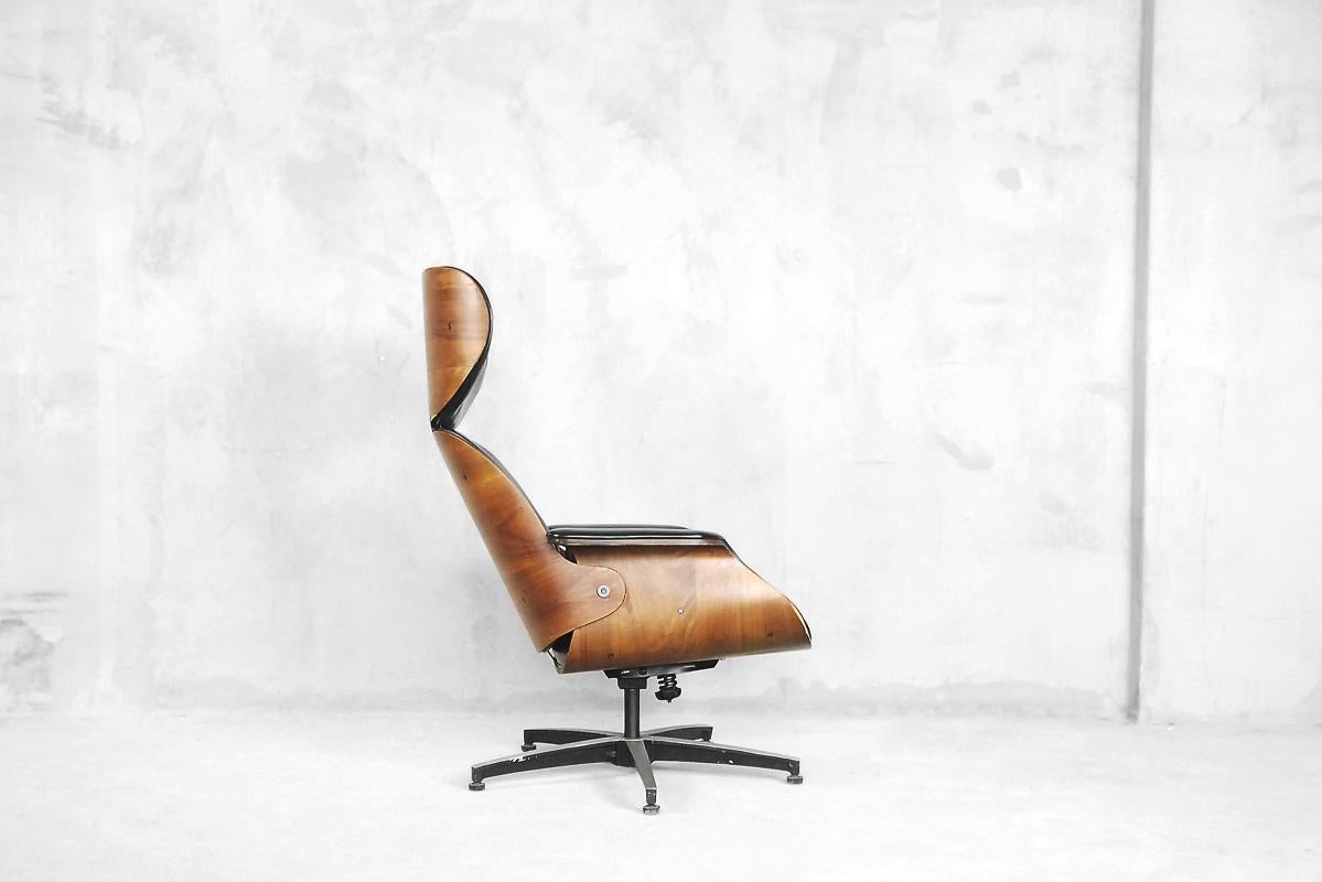 The classic swiveling lounge chair was designed by George Multiuser in 1959 for Plycraft Inc. in United States and produced there in 1965. This rare example of 