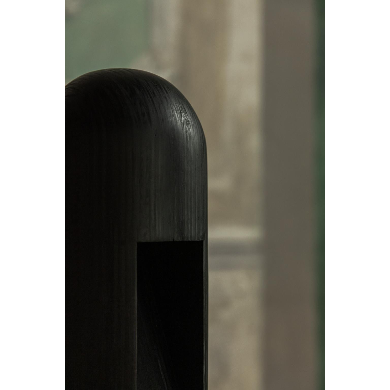 Lampe murale en contreplaqué de Rick Owens
2013
Dimensions : L 15 x l 15 x H 51 cm
Matériaux : Contreplaqué
Poids : 5.3 kg
Note : led 230v

Rick Owens est un créateur de mode et de mobilier originaire de Californie qui a développé un style unique