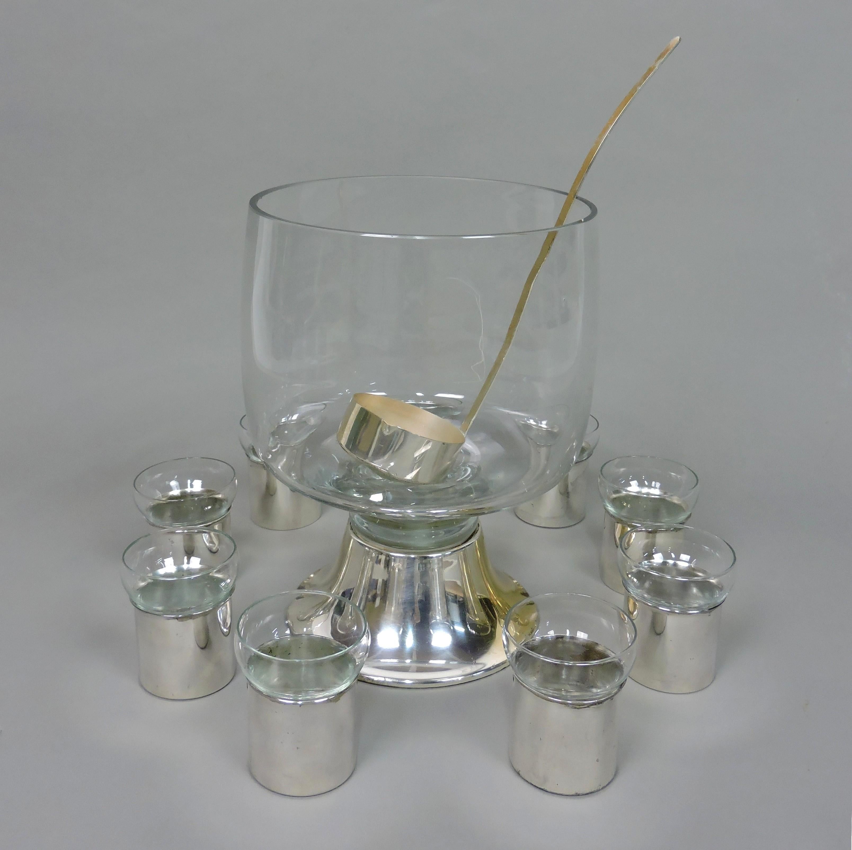 Modernes und stilvolles Bowlenschüssel-Set aus Glas und Silberblech vom Qualitätshersteller PM Italy. Dieses Set besteht aus einer großen Glasbowlenschale mit versilbertem Fuß, einer versilberten Schöpfkelle und 9 Gläsern mit versilberten