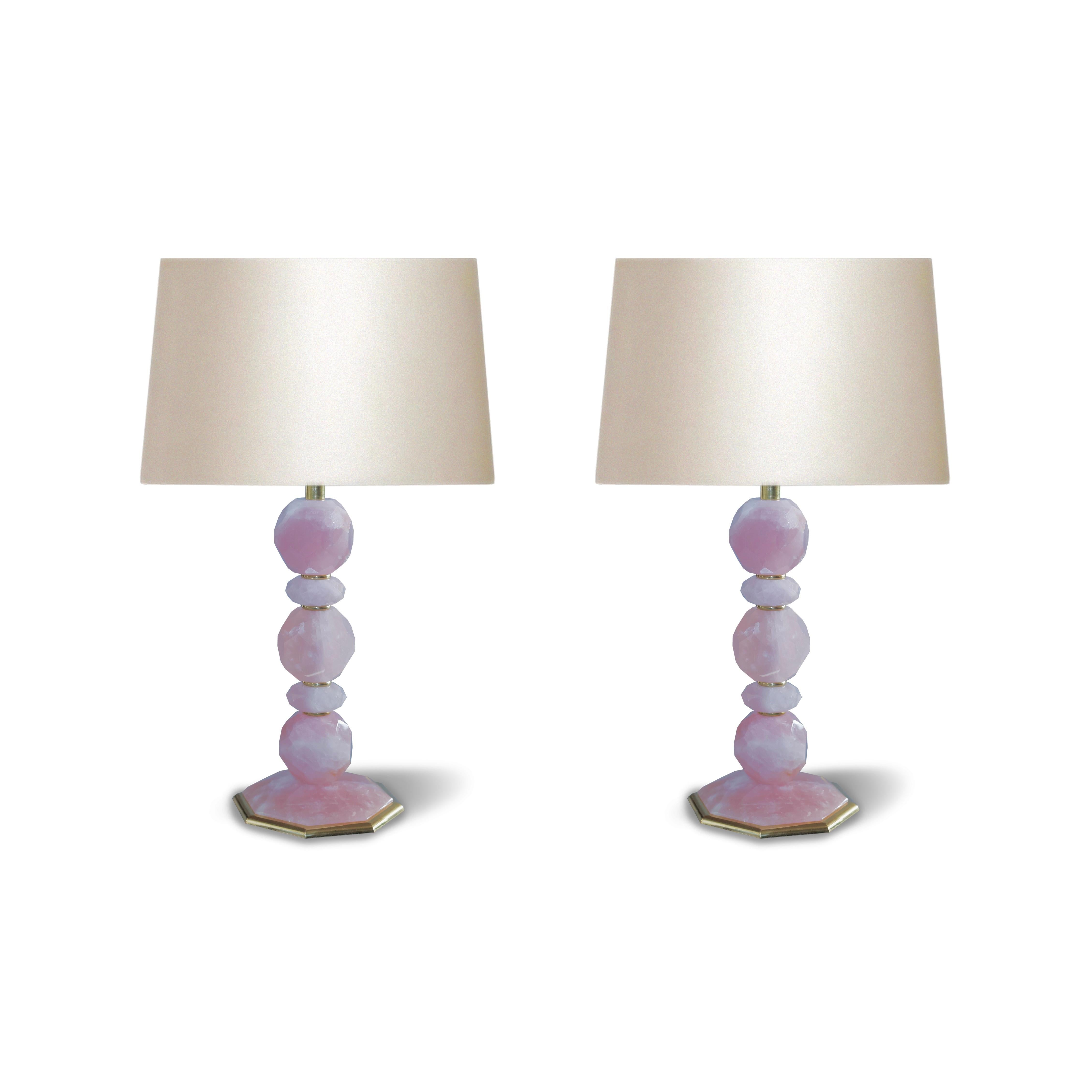 Lampes en cristal de roche rose à facettes multiples finement sculptées par Phoenix 
Les abat-jour ne sont pas inclus 