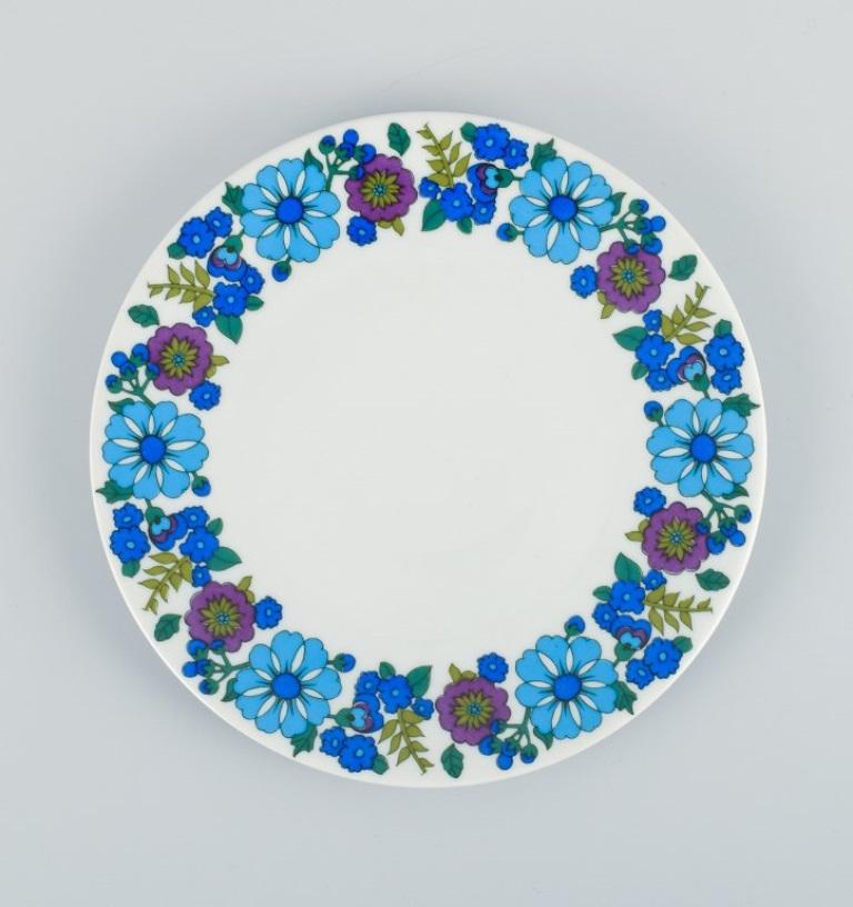 PMR, Bavière, Jaeger & Co, Allemagne.
Un ensemble de six assiettes en porcelaine avec un motif floral.
Design/One.
Environ les années 1970.
Estampillé Jaeger & Co.
En parfait état.
Dimensions : D 19,5 cm.