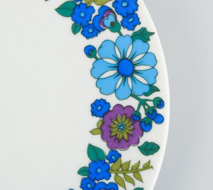 Allemand Pmr, Bavaria, Jaeger & Co. un ensemble de six assiettes en porcelaine avec un motif floral en vente