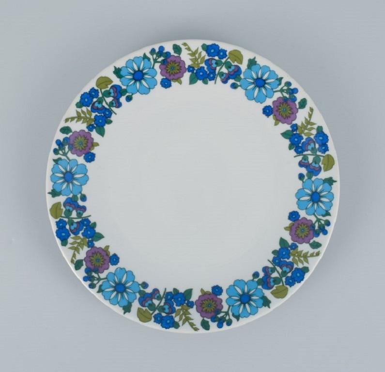 PMR, Bavière, Jaeger & Co, Allemagne.
Un ensemble de cinq assiettes à dîner rétro en porcelaine avec un motif floral.
Environ les années 1970.
Estampillé Jaeger & Co.
En parfait état.
Dimensions : D 24,0 cm.