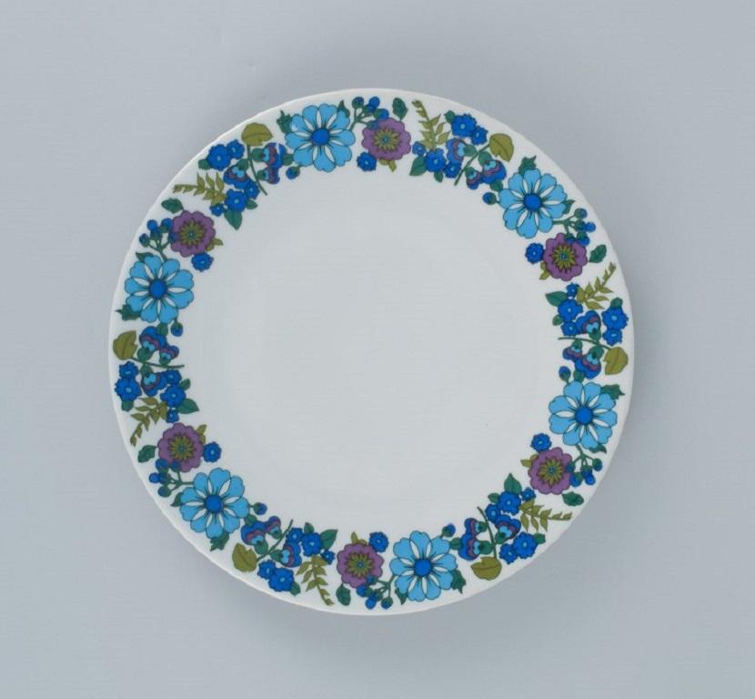 PMR, Bavière, Jaeger & Co, Allemagne.
Un ensemble de six assiettes à dîner rétro en porcelaine avec un motif floral.
Environ les années 1970.
Estampillé Jaeger & Co.
En parfait état.
Dimensions : D 24,0 cm.