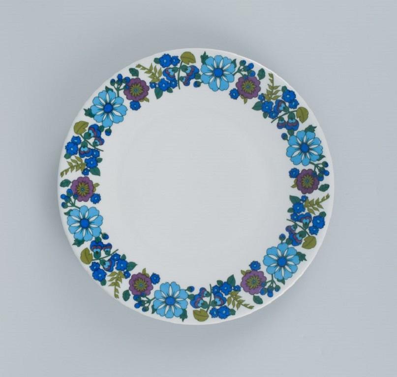 PMR, Bavière, Jaeger & Co, Allemagne.
Un ensemble de six assiettes à dîner rétro en porcelaine avec un motif floral.
Environ les années 1970.
Estampillé Jaeger & Co.
En parfait état.
Dimensions : D 24,0 cm.