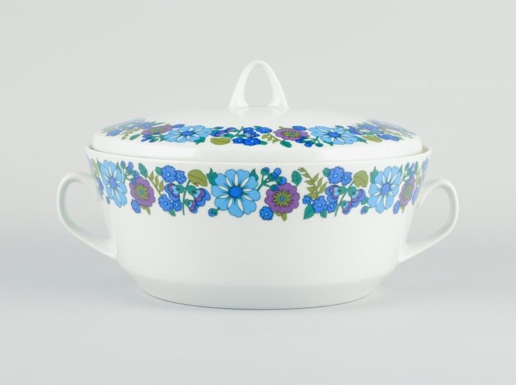 PMR Bavaria, Jaeger & Co, Germany.
Large porcelain lidded tureen with floral motif.
Retro design.
Approx. 1970s.
Stamped Jaeger & Co.
In perfect condition.
Dimensions: D 23.5 x H 10.0 cm. (without lid).