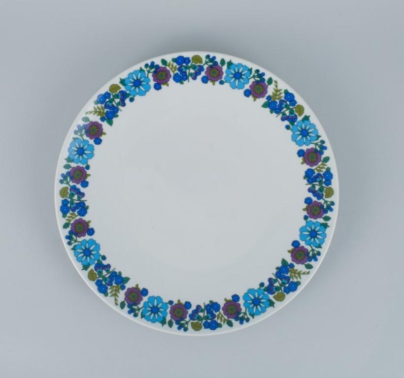 PMR, Bavaria, Jaeger & Co, Germany.
Plate and bowl in retro porcelain with a floral motif.
Approx. 1970s.
Stamped Jaeger & Co.
In perfect condition.
Dimensions bowl: D 24,0 x H 8,0 cm.
Dimensions tray: 32.0 cm.