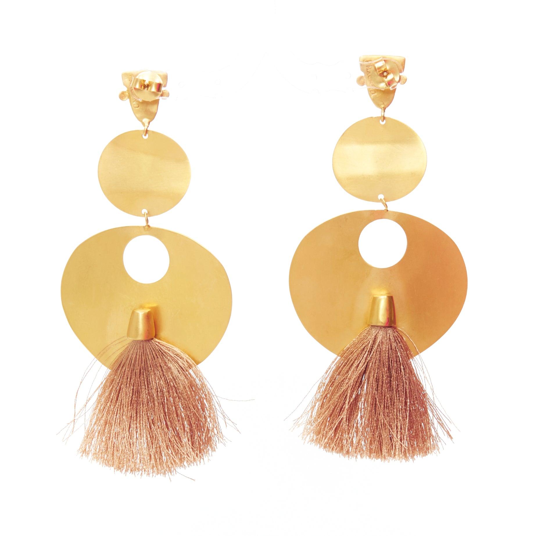 PMX CANO Orecchini a perno in metallo dorato con volto tribale beige Pair In condizioni discrete in vendita a Hong Kong, NT