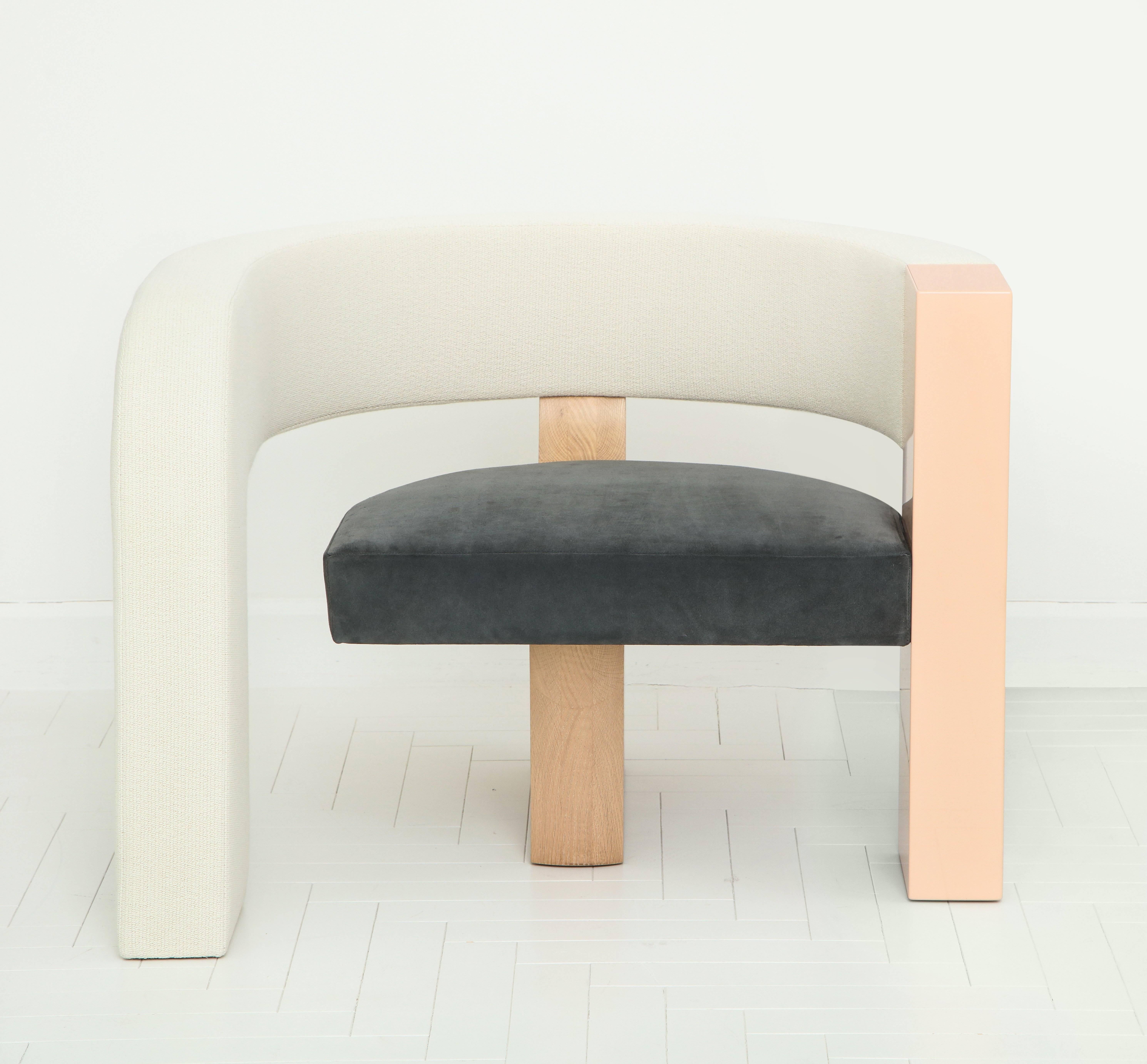 Die Innenarchitektin Kelly Behun und der Modedesigner Narciso Rodriguez haben den pnKRck Lounge Chair in einer Reihe von nächtlichen E-Mails zwischen langjährigen Freunden entworfen und dabei über die Natur eines Stuhls und die vielen Möglichkeiten,