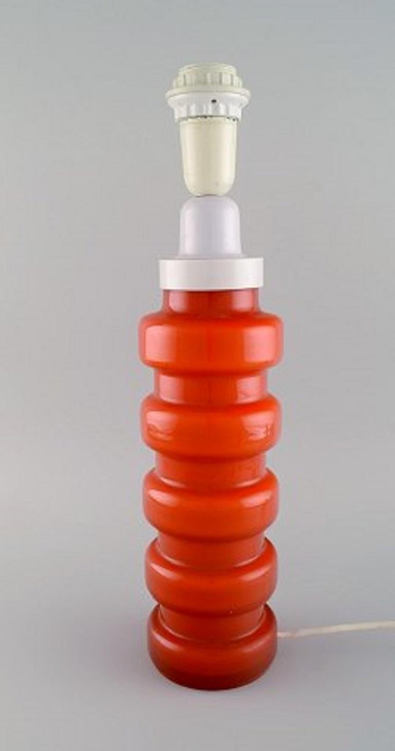 PO Ström für Alsterfors. Zwei Tischlampen aus orangefarbenem mundgeblasenem Kunstglas. 
Schwedisches Design, 1960er Jahre.
Maße: 31 x 10,8 cm (ab Sockel).
In gutem Zustand.