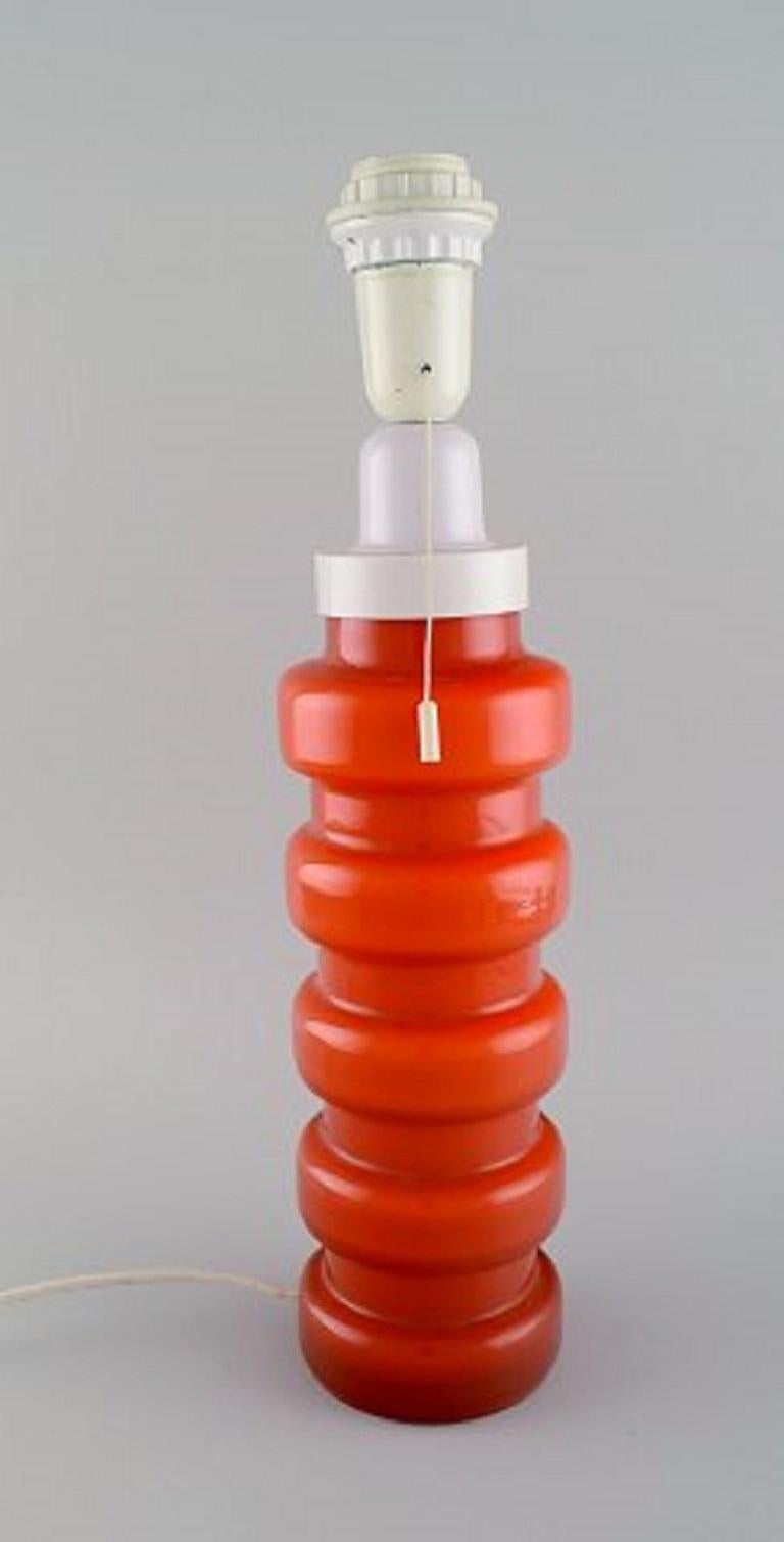 Po Strm für Alsterfors, zwei Tischlampen aus orangefarbenem Mouth-Blown-Kunstglas (Skandinavische Moderne) im Angebot
