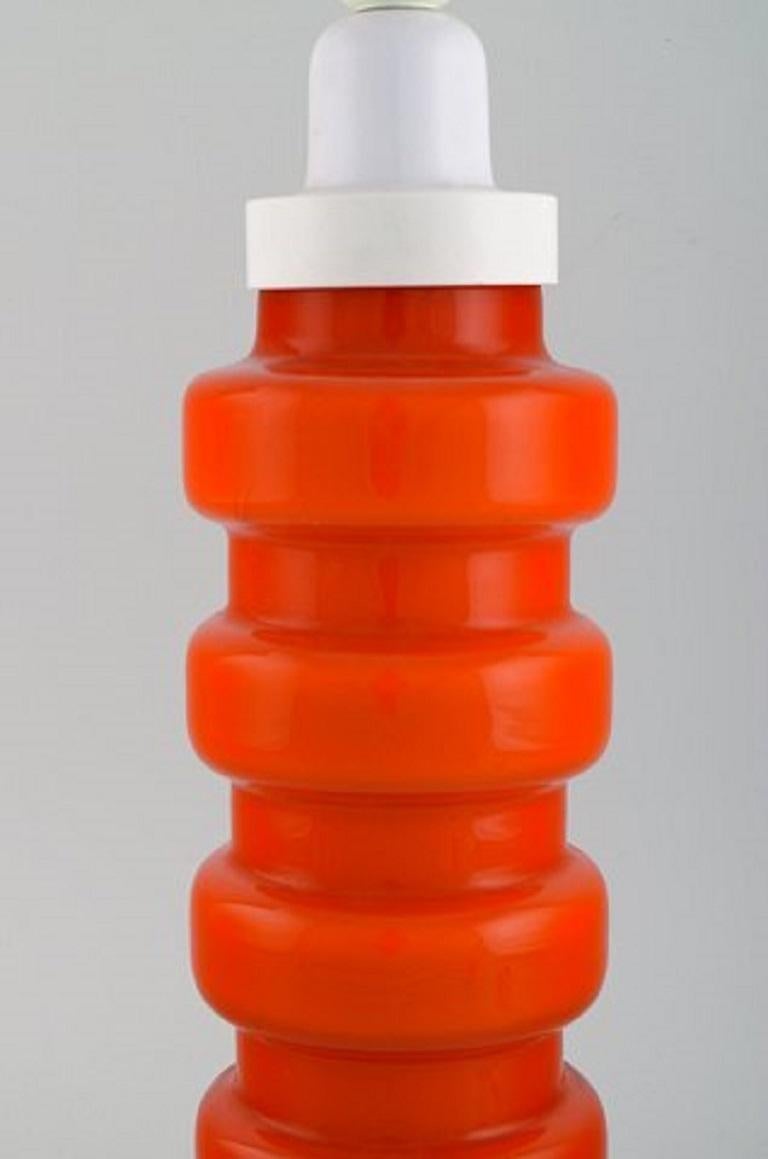 Po Strm für Alsterfors, zwei Tischlampen aus orangefarbenem Mouth-Blown-Kunstglas (Schwedisch) im Angebot