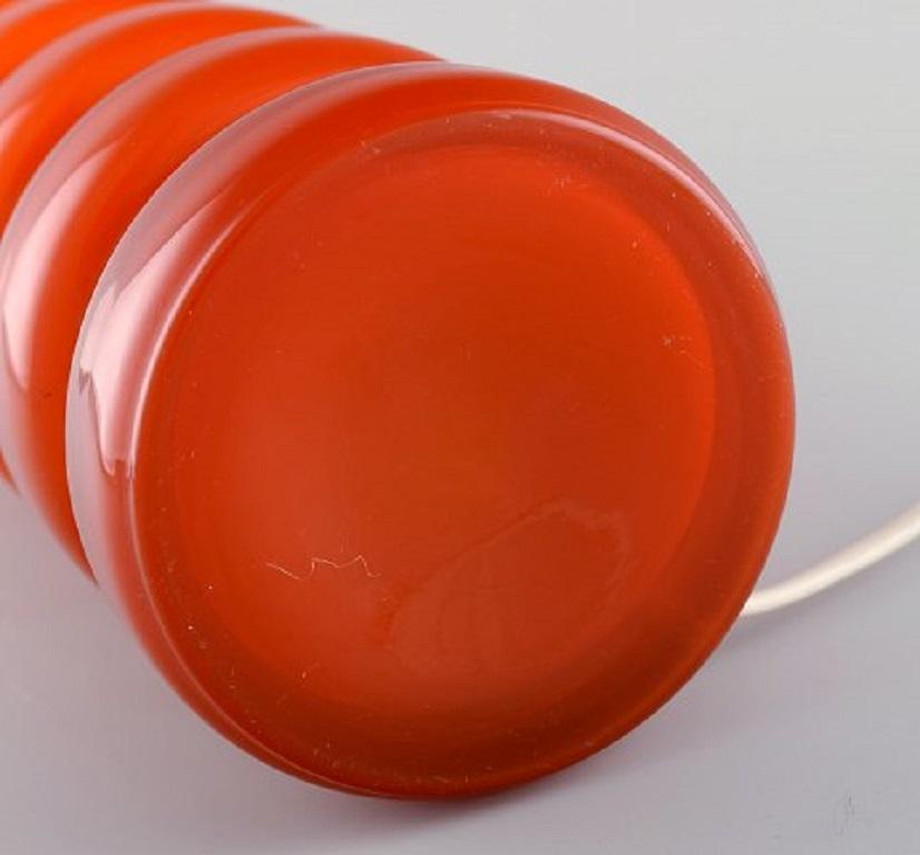 Po Strm für Alsterfors, zwei Tischlampen aus orangefarbenem Mouth-Blown-Kunstglas (Glaskunst) im Angebot