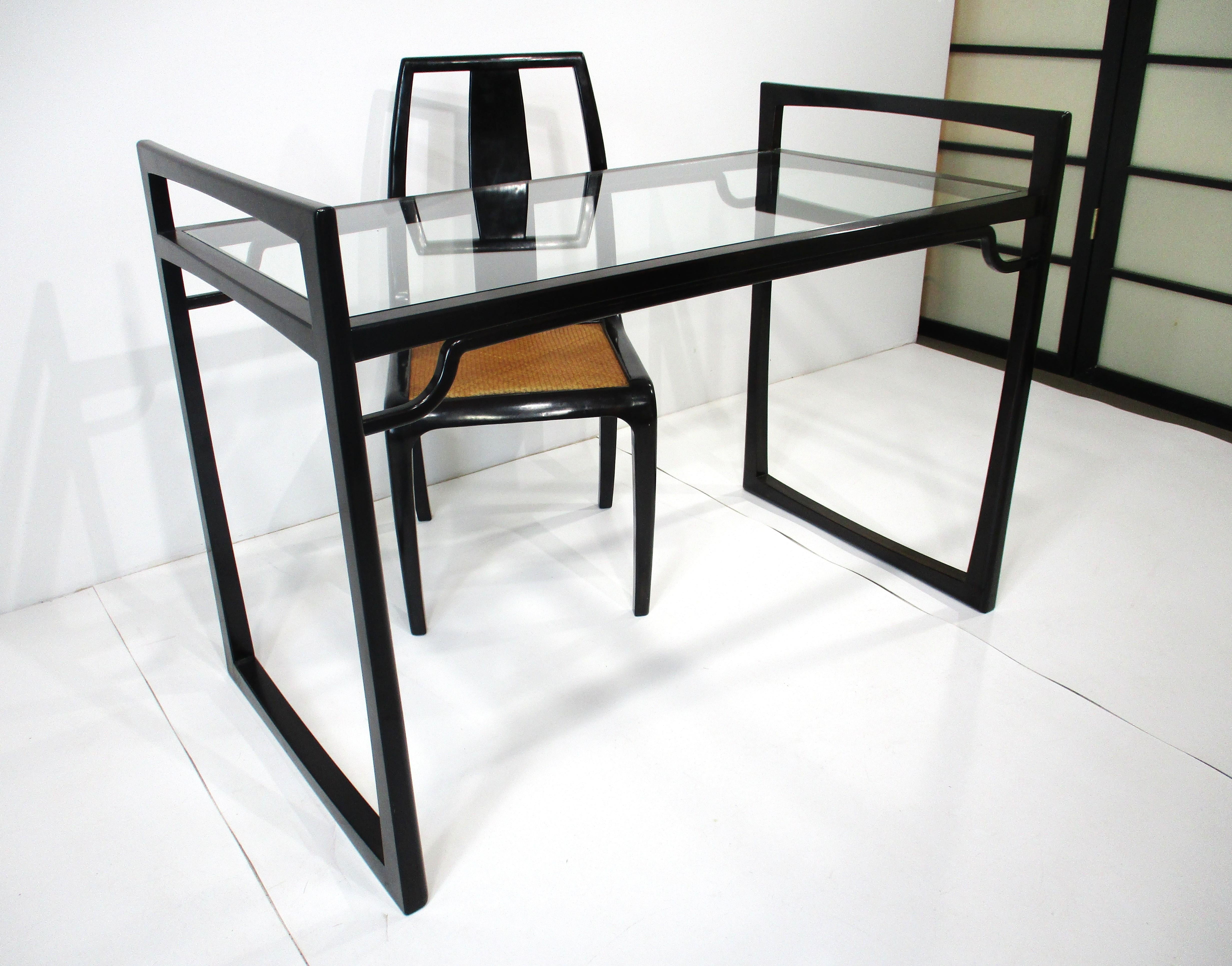 Eine zweiteilige Mid Century Asian handgefertigten skulpturalen hölzernen Schreibtisch und passenden Stuhl in einem dunklen Ebenholz gestylt beenden. Die geschwungenen oberen Enden des Schreibtisches mit seiner leicht aufrechten, konischen Haltung