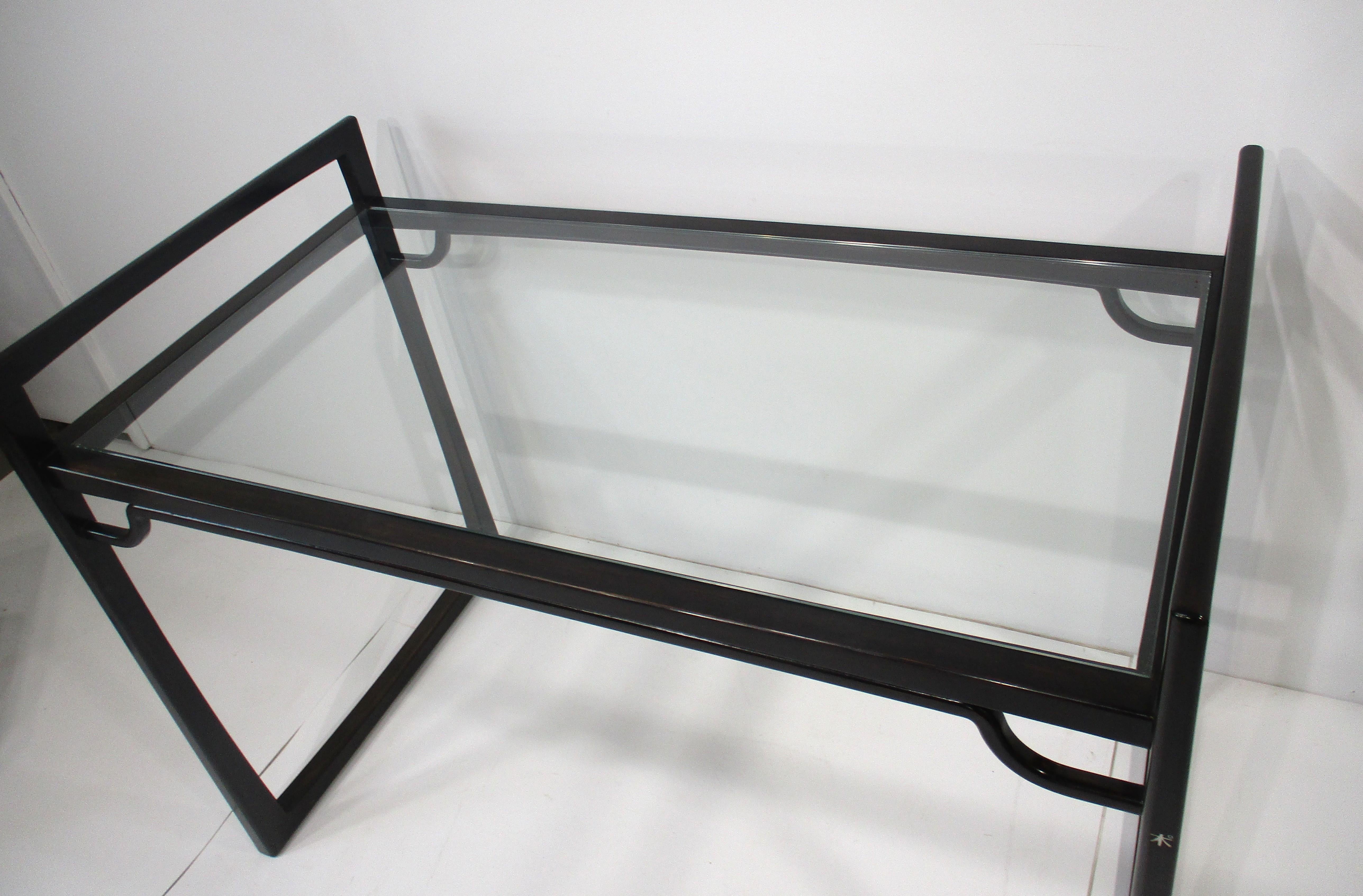 Po Wah Styled Mid Century Oriental Handcrafted Desk w / Stuhl Hong Kong im Zustand „Gut“ im Angebot in Cincinnati, OH