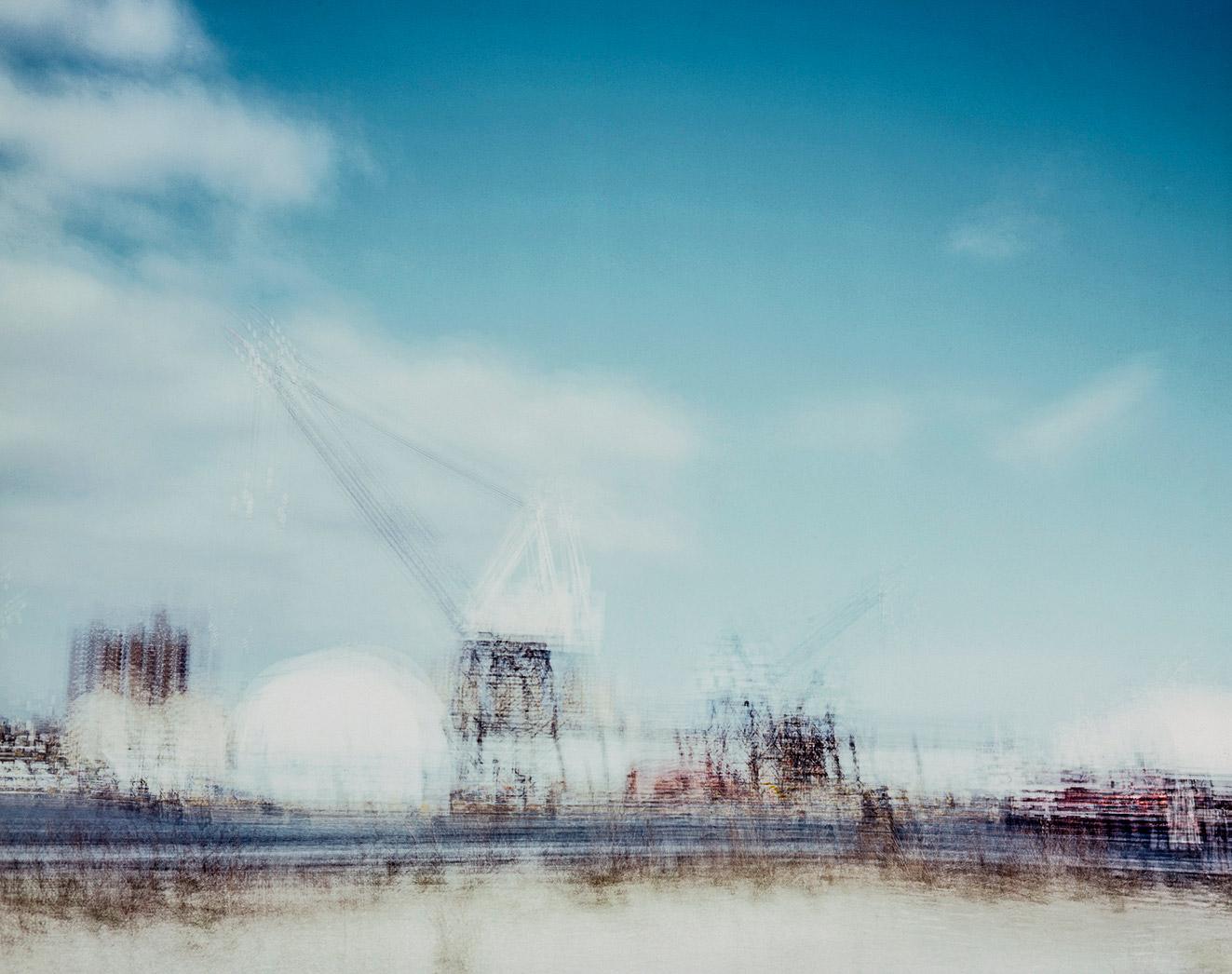 Poby Abstract Photograph – Brooklyn Yard in Marineblau