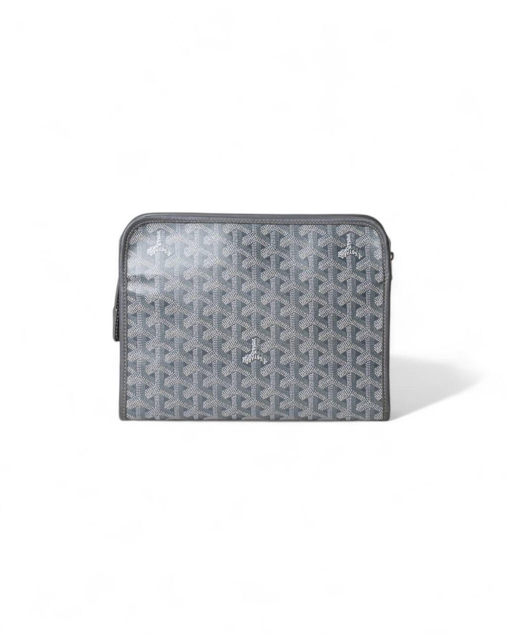 Pochette firmata Goyard Jouvence, modello Toilette, realizzata in tela grigia con rifiniture in pelle tono su tono e hardware argentati. Doté d'une fermeture supérieure à glissière, habillé intérieurement de cuir jaune avec une bande de couleur