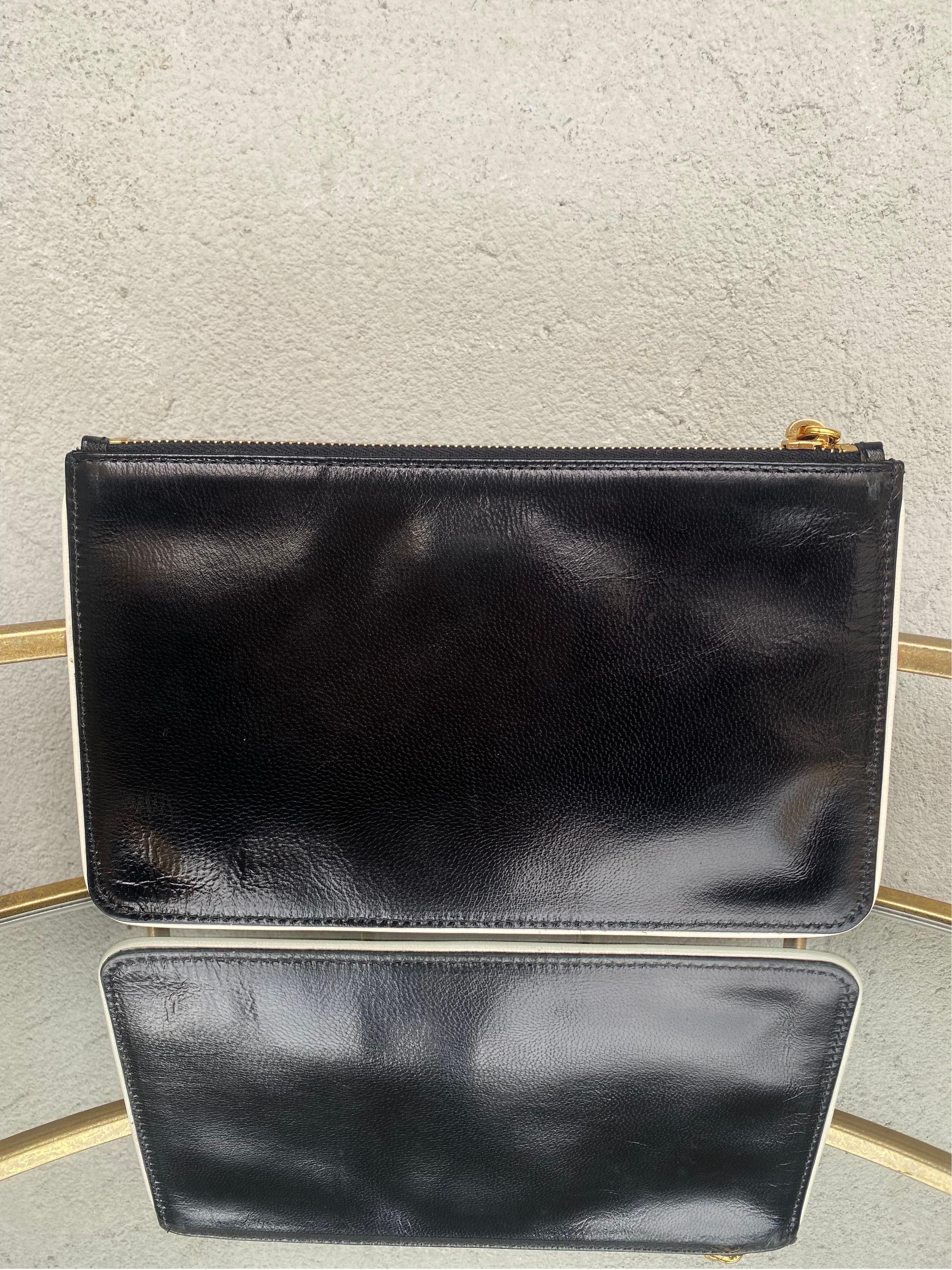 Prada Kiss zipped envelope clutch bag
Madras with mouths.
Black and white. Dimensions 12x20.
With original box, good general condition,
shows signs of normal use.