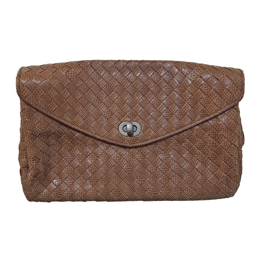 Lizard skin Taupe color Braided Opening with satin metal hook One internal pocket with zip Two compartments With mirror Cm 17 x 27 (669 x 1062 inches) With dustbag
