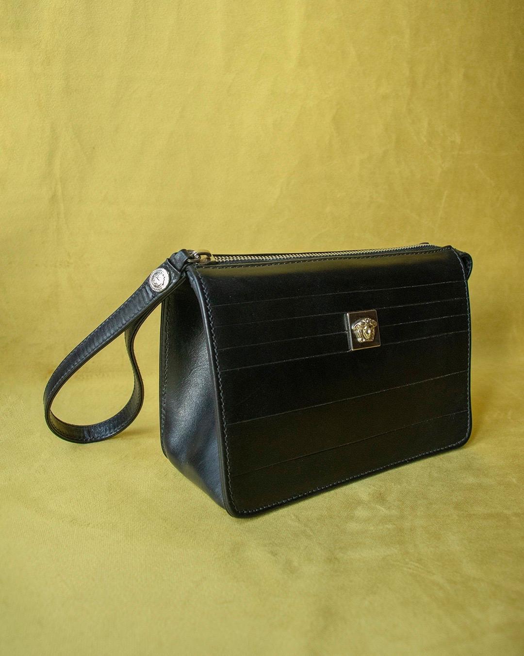 Pochette Gianni Versace.
In black leather, silver hardware
Vintage bag to carry on the wrist or by hand.
Leather interior.
13 cm high
18 cm wide
7 cm deep
Excellent general condition, it shows signs of normal use.
A few small marks on the skin,